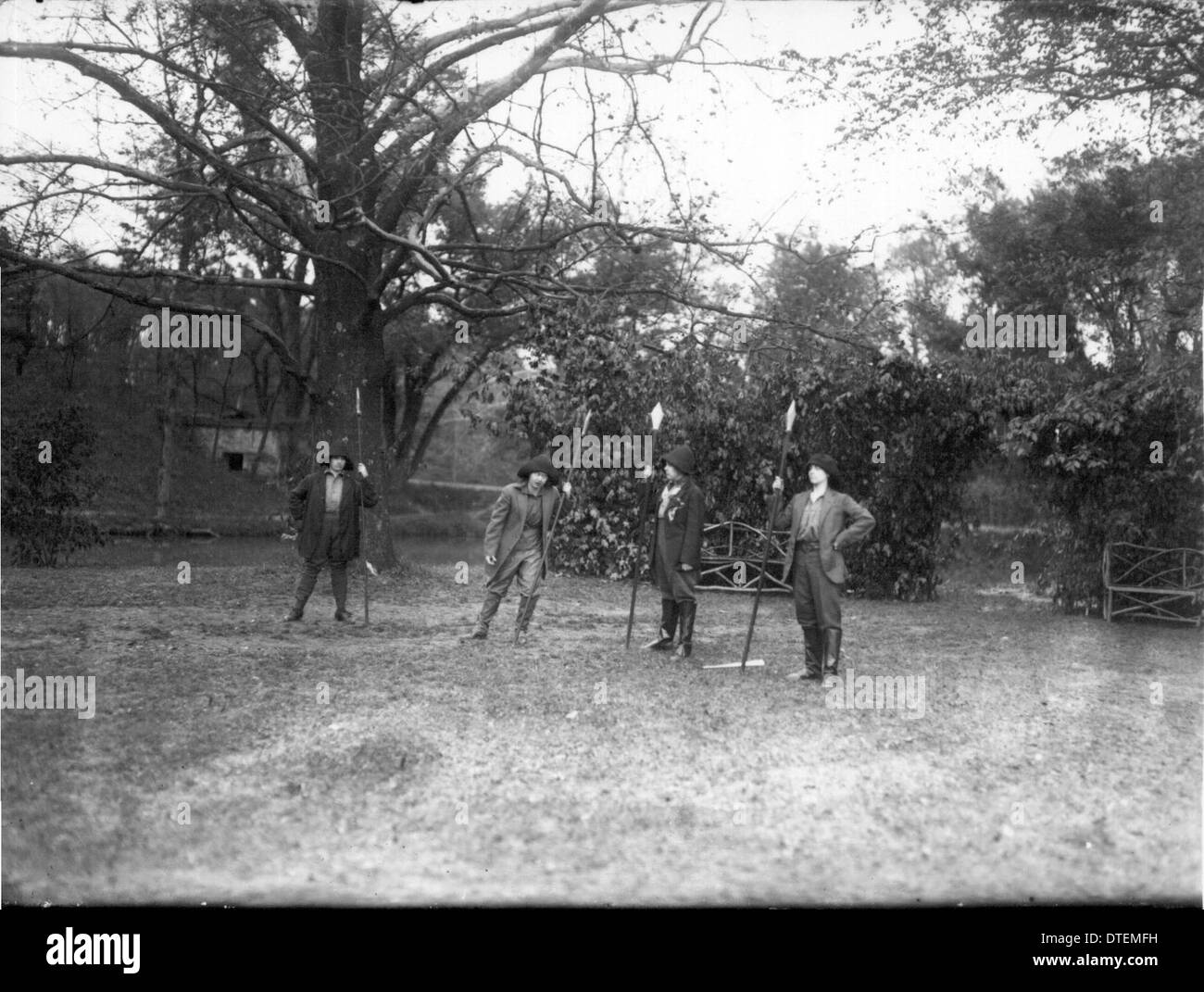 Ein Foto von Studenten am Western College, die 1919 den Tree Day feiern, mit Kostümen und Open-Air-Theaterproduktionen. Die Veranstaltung beleuchtet außerschulische Aktivitäten und die Schwerpunkte der Hochschule auf Natur- und Kulturveranstaltungen. Stockfoto