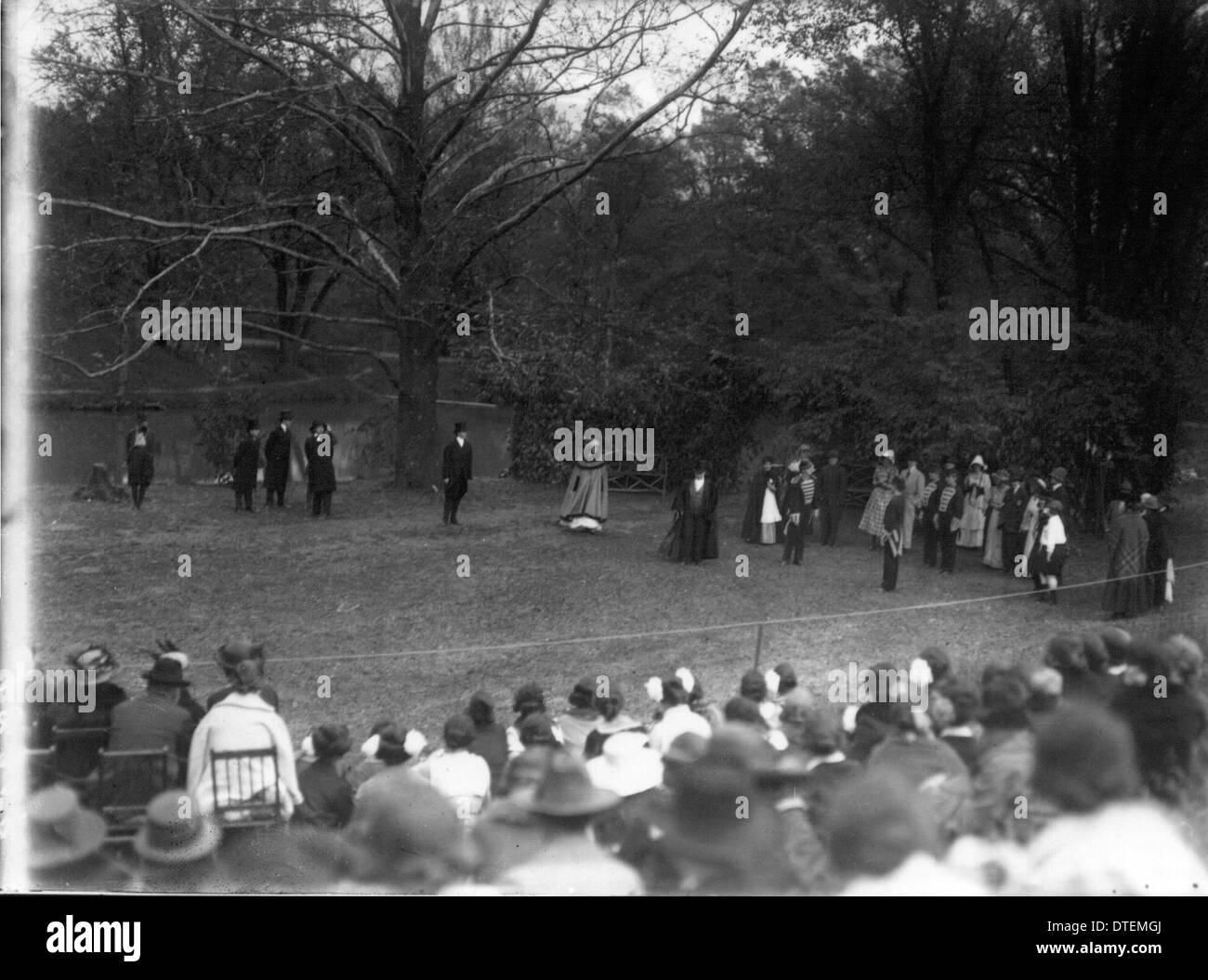 Dieses Foto aus dem Jahr 1919 zeigt eine Veranstaltung am Tree Day am Western College, eine Open-Air-Theaterproduktion, die außerschulische Aktivitäten hervorhebt. Es zeigt die Ausbildung von Frauen und das pulsierende Leben auf dem Campus der damaligen Zeit. Stockfoto