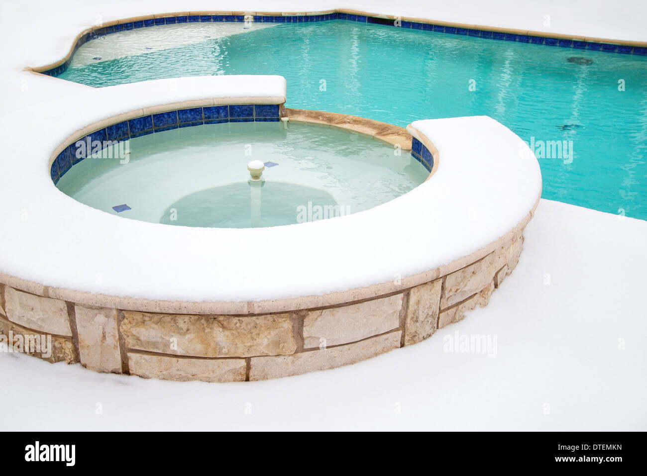 AußenWhirlpool oder Spa mit Swimmingpool umgeben von Schnee im winter