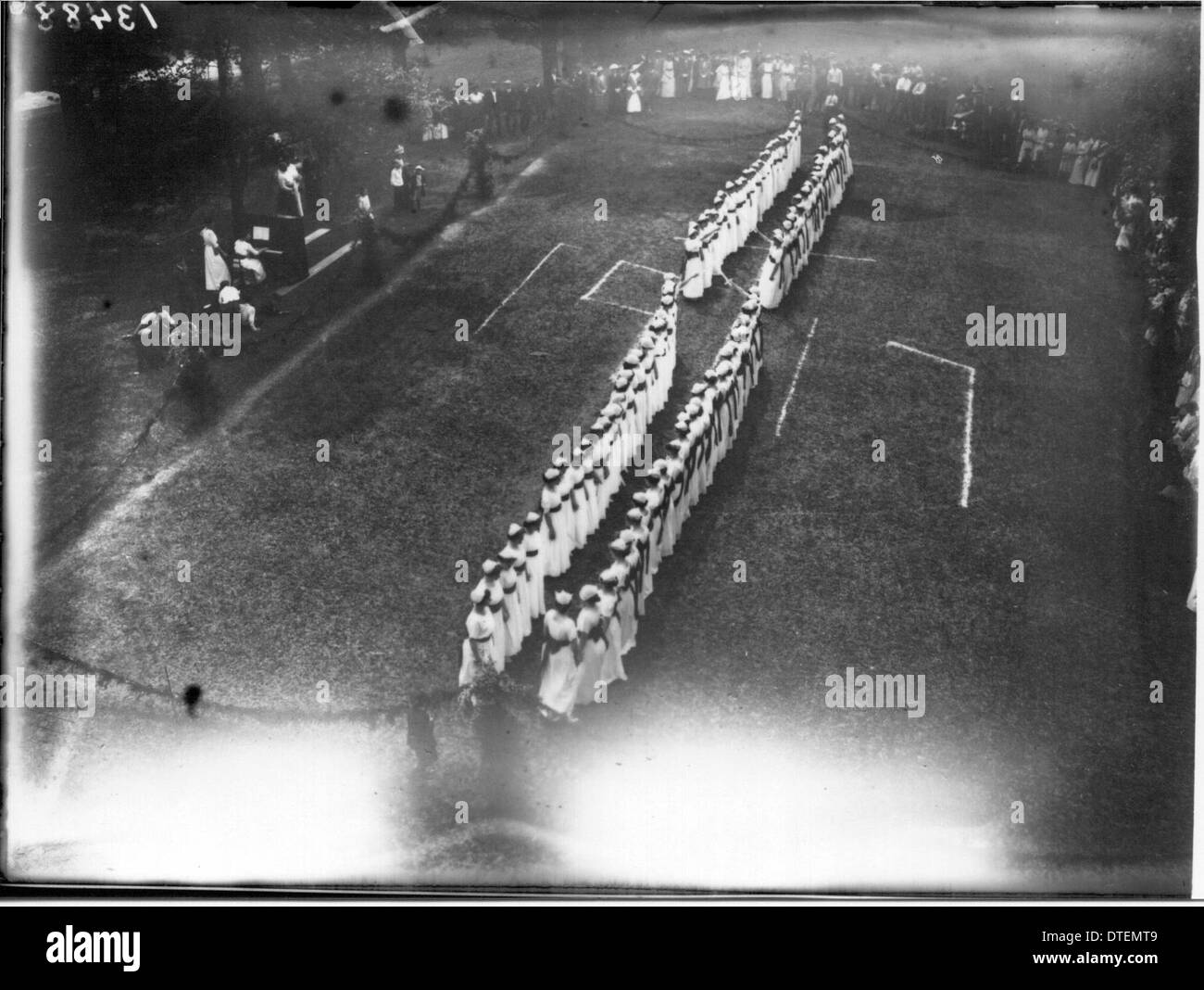 Ein Foto von Studenten am Western College während des Tree Day im Jahr 1914. Das Bild zeigt die Studierenden, die an umweltbezogenen und außerschulischen Aktivitäten beteiligt sind, wodurch das Engagement der Hochschule für Natur und Frauenbildung gestärkt wird. Stockfoto