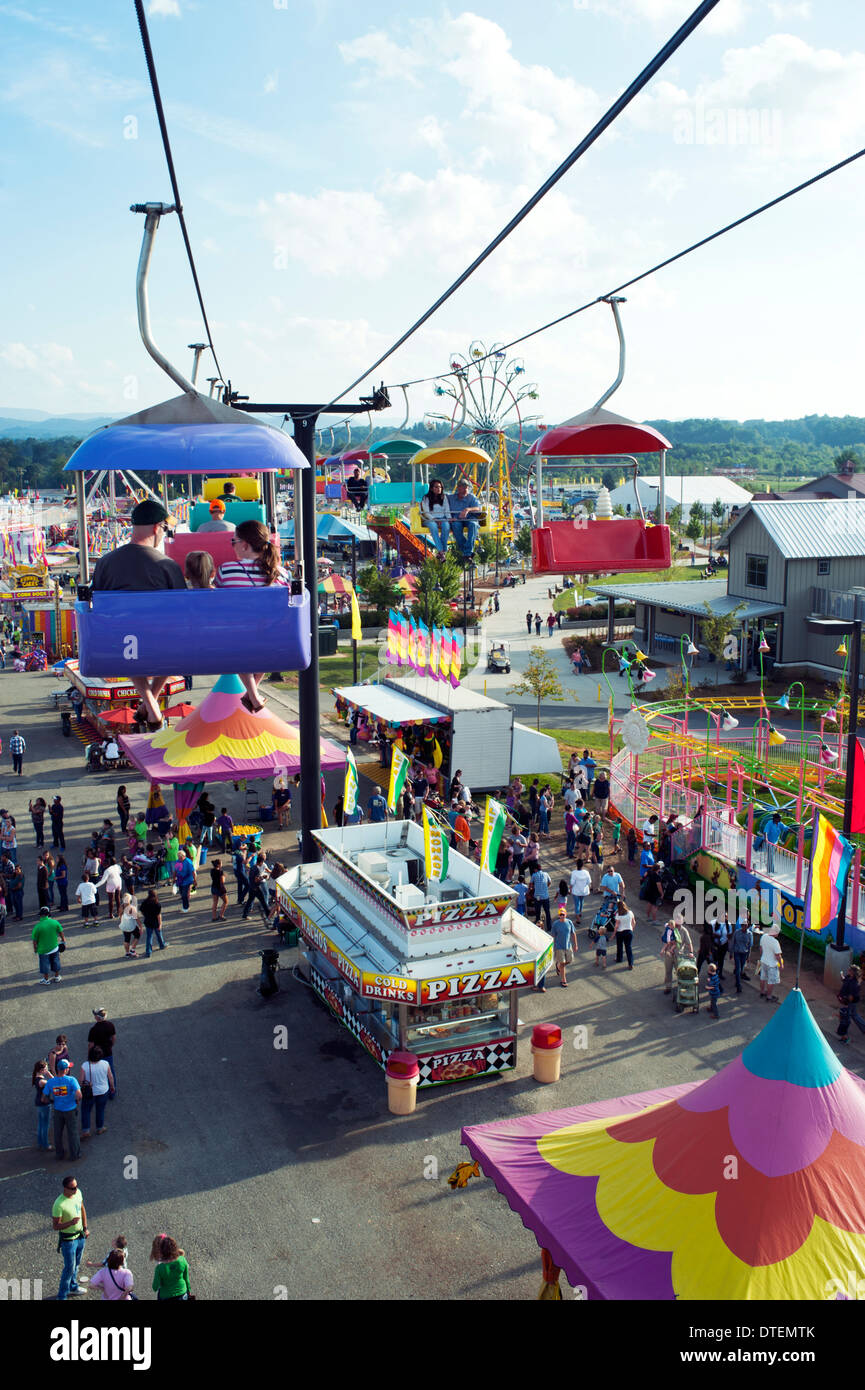 Luftaufnahme des Karnevals reitet an der Mountain State Fair in Asheville, North Carolina Stockfoto