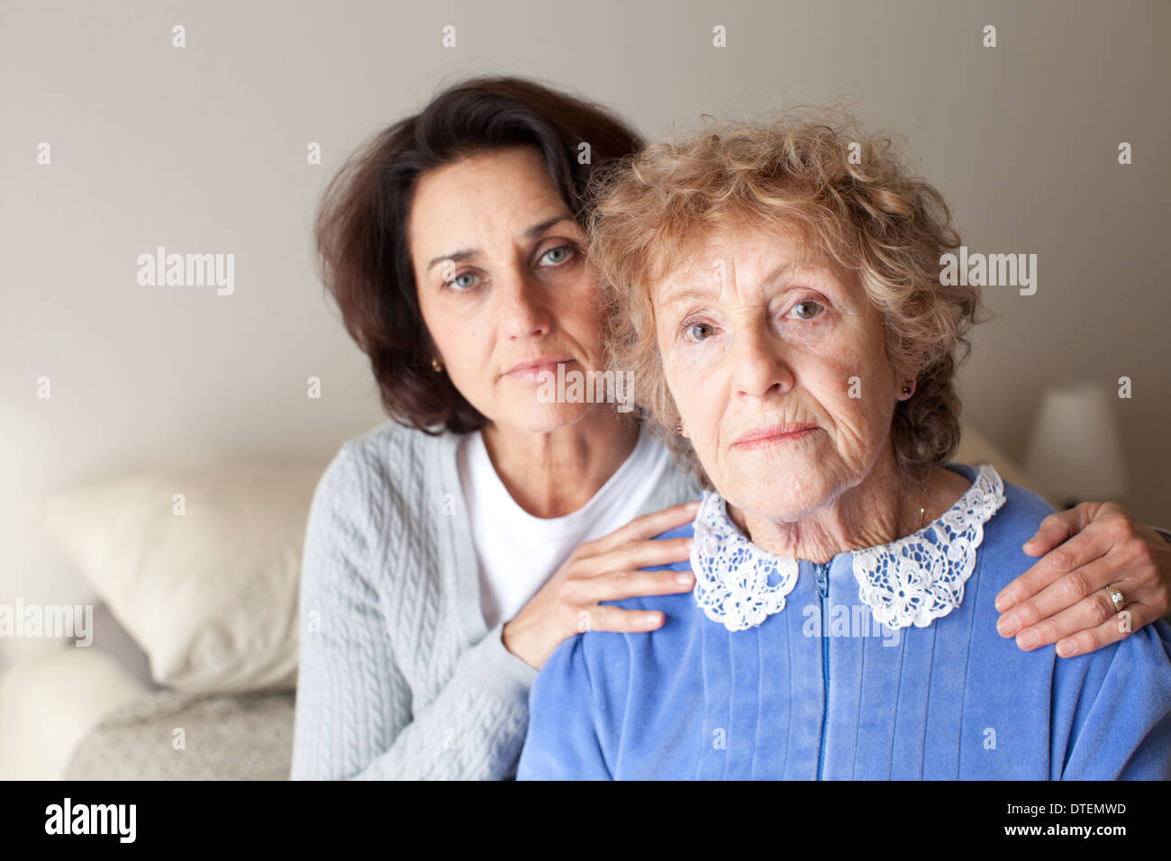 Reife Frau mit senior Mutter Stockfoto