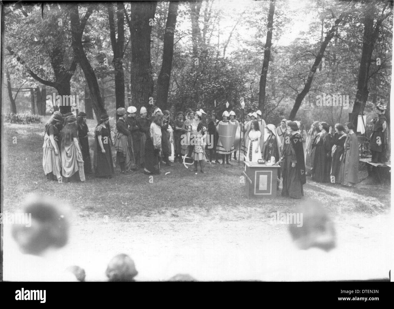 Dieses Foto aus dem Jahr 1915 vom Western College zeigt Studenten in Kostümen während des Tree Day. Die Open-Air-Theaterproduktion spiegelt das Engagement der Hochschule für außerschulische Aktivitäten und Frauenbildung wider. Stockfoto