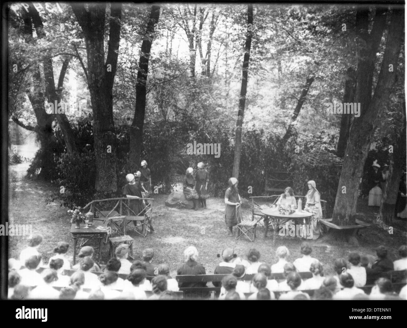 Ein Foto von Studenten des Western College, die den Tree Day 1914 feiern. Das Bild zeigt Studenten, die an umweltbezogenen und außerschulischen Aktivitäten beteiligt sind, und spiegelt das Engagement der Hochschule für Natur und Frauenbildung wider. Stockfoto