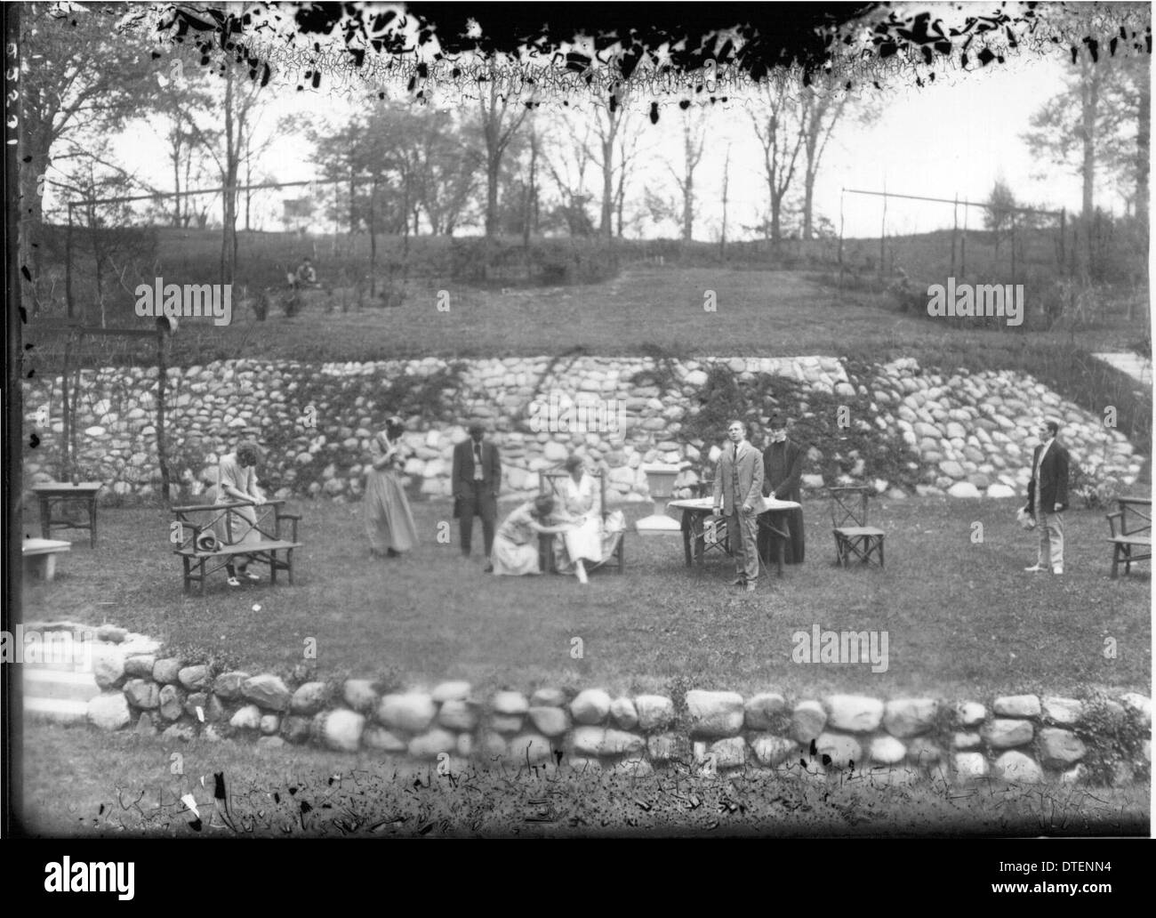 Eine Fotografie vom Western College’s Tree Day im Jahr 1923, die Studenten zeigt, die an einer Open-Air-Theaterproduktion als Teil der außerschulischen Aktivitäten und Traditionen des College teilnahmen. Stockfoto