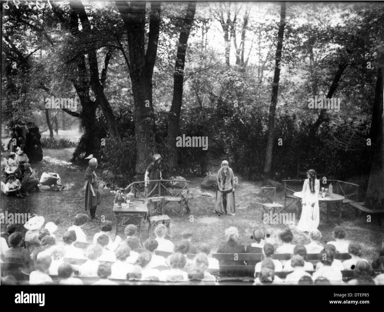 Ein Foto von Studenten am Western College während des Tree Day im Jahr 1914, das Open-Air-Theateraufführungen und die Teilnahme von Studenten an außerschulischen Aktivitäten zeigt, die Natur und kulturellen Ausdruck betonen. Stockfoto
