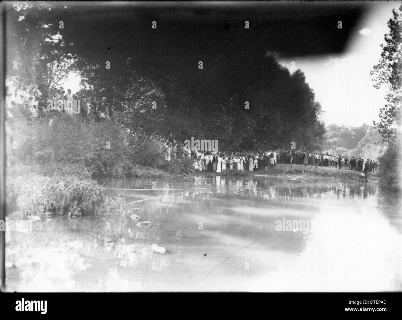 Miami University Freshman-Sophomore Wettbewerb Zuschauer am Bachufer 1913 Stockfoto