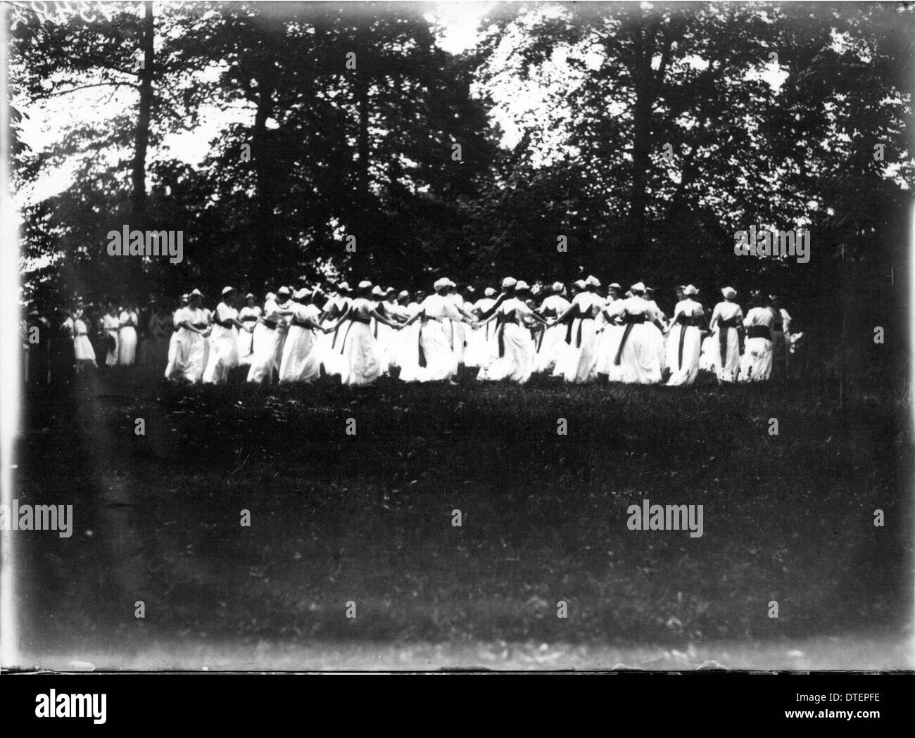 Dieses Foto aus dem Jahr 1914 zeigt den Tree Day am Western College und zeigt Studenten in Open-Air-Theaterproduktionen. Die Veranstaltung ist ein Beispiel für die außerschulischen Aktivitäten, die zu dieser Zeit ein integraler Bestandteil der Frauenbildung waren. Stockfoto