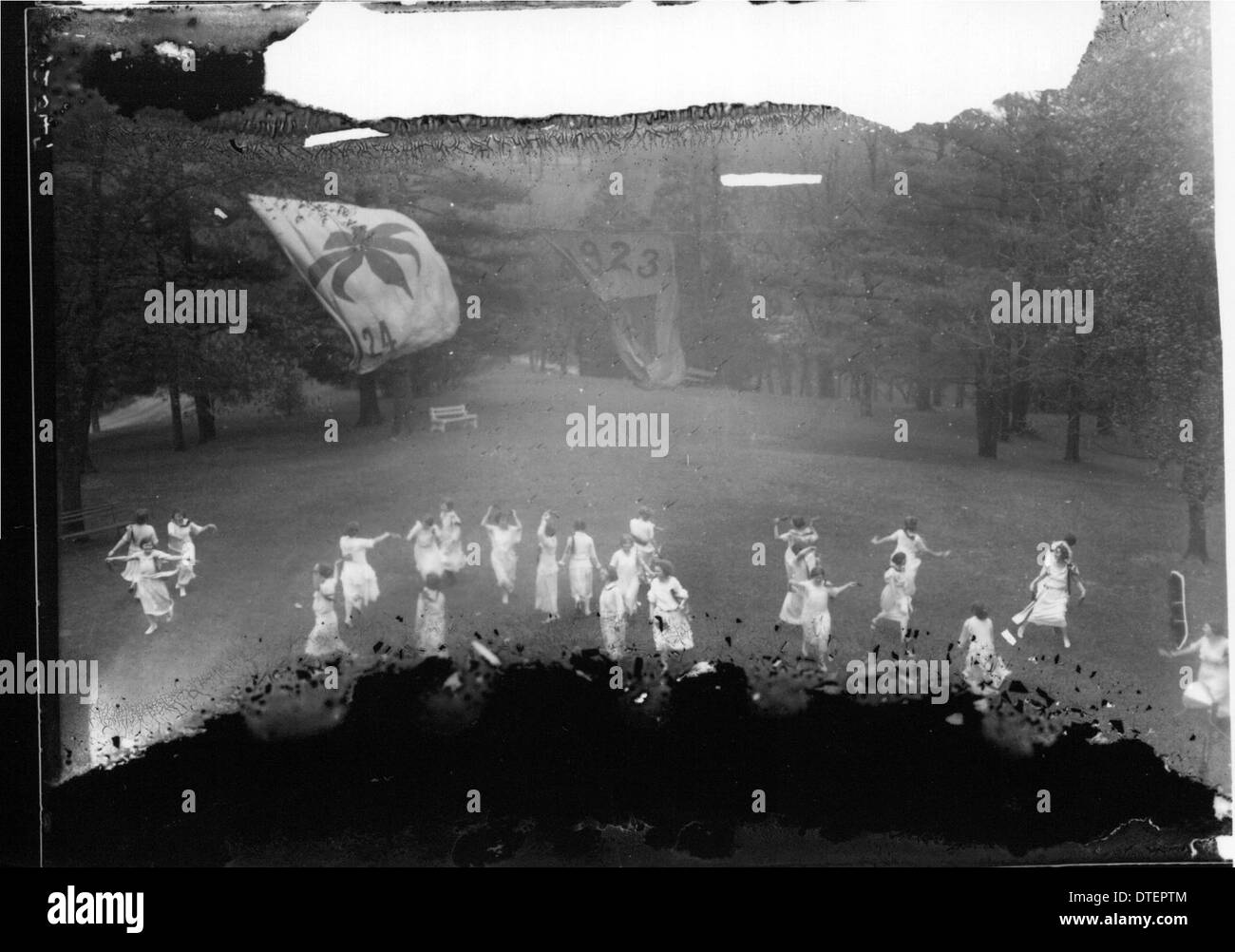 Ein Foto aus dem Jahr 1923 vom Tree Day des Western College, das Frauen hervorhebt, die an Open-Air-Theateraufführungen teilnehmen. Diese Veranstaltung zeigt die Tradition der Hochschule, die Natur und die Frauenerziehung durch gemeinsame Aktivitäten zu feiern. Stockfoto