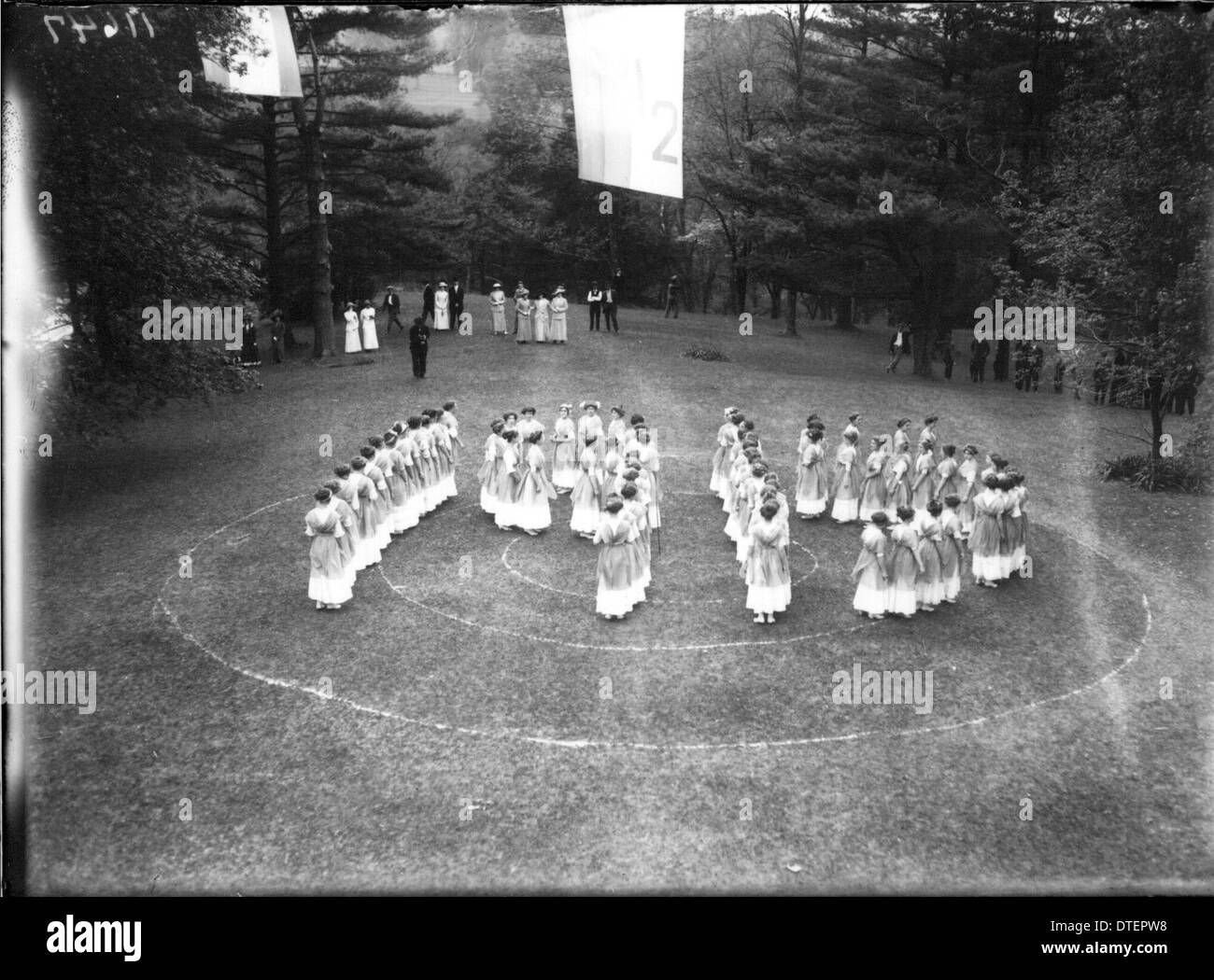 Dieses Foto aus dem Jahr 1912 zeigt Studenten des Western College, die am Tree Day teilnehmen, einer Veranstaltung, bei der außerschulische Aktivitäten und Open-Air-Theaterproduktionen im Vordergrund stehen. Sie hebt die Bildung von Frauen und die Beteiligung von Studenten an kulturellen und ökologischen Veranstaltungen hervor. Stockfoto