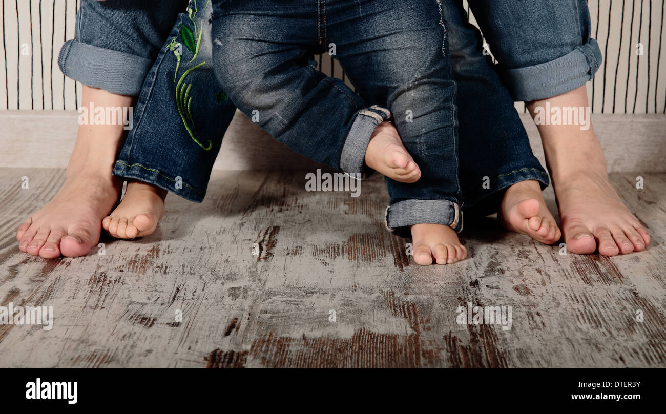 Mutter und Töchter barfuß in jeans Stockfoto