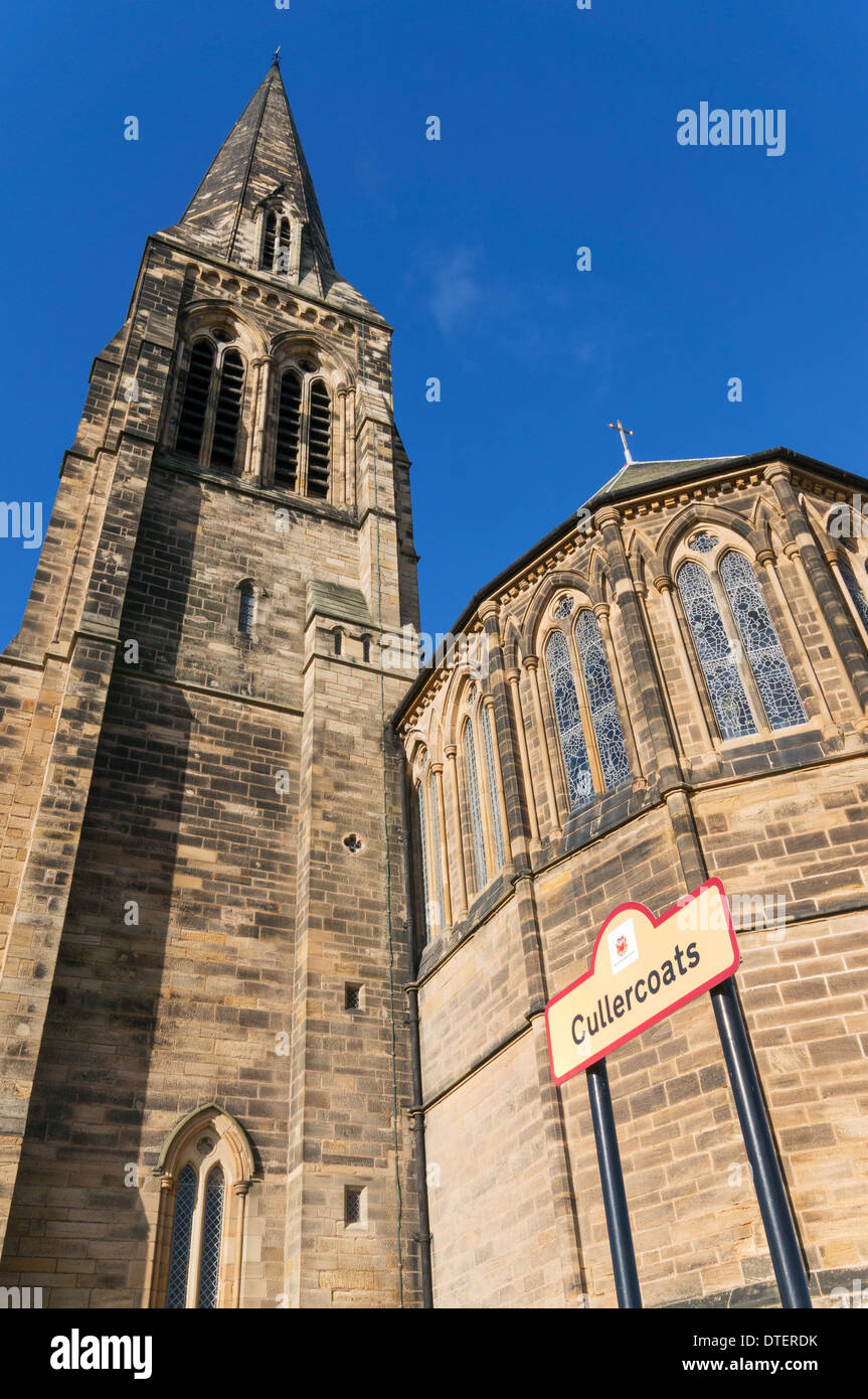 Cullercoats Ortsschild und Str. Georges Kirche spire North East England UK Stockfoto