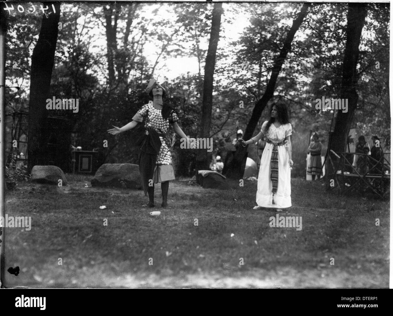 Dieses Foto aus dem Jahr 1915 zeigt Studenten des Western College, die den Tree Day feiern, eine Veranstaltung, die sich mit Outdoor-Aktivitäten und Umweltbewusstsein befasst. Das Bild zeigt Kostüme und außerschulische Veranstaltungen, die sich auf die Frauenbildung konzentrieren. Stockfoto