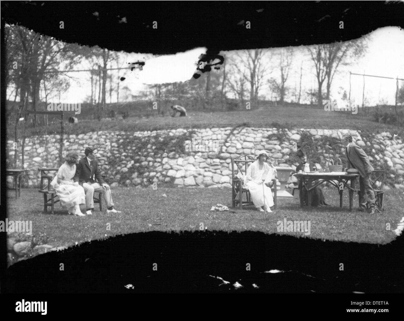Ein Foto aus dem Jahr 1923 vom Tree Day am Western College, das Studenten und Dozenten zeigt, die an außerschulischen Aktivitäten beteiligt sind, einschließlich Open-Air-Theaterproduktionen. Diese Veranstaltung hebt die Rolle der Bildung und der Hochschultraditionen von Frauen im sozialen und akademischen Leben hervor. Stockfoto
