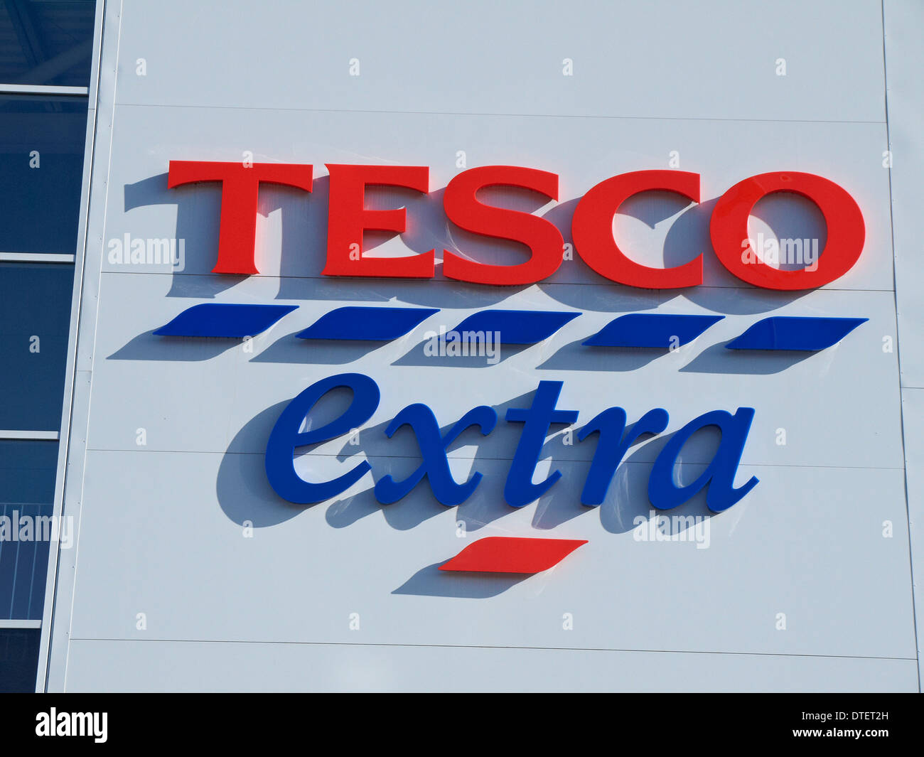 Tesco Extra Schild an Außenwand UK Stockfoto