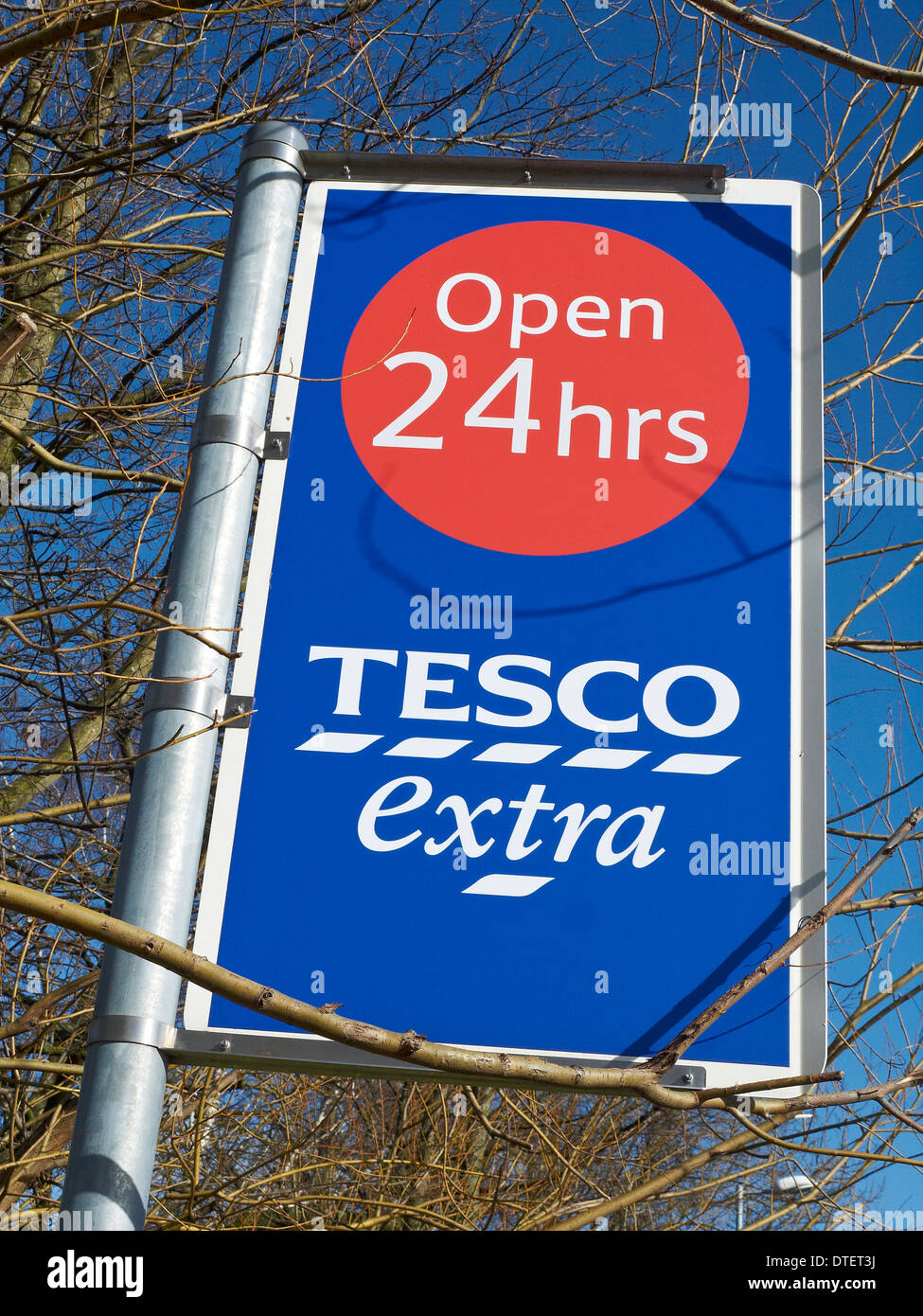 Tesco Extra öffnen 24 Stunden Zeichen UK Stockfoto