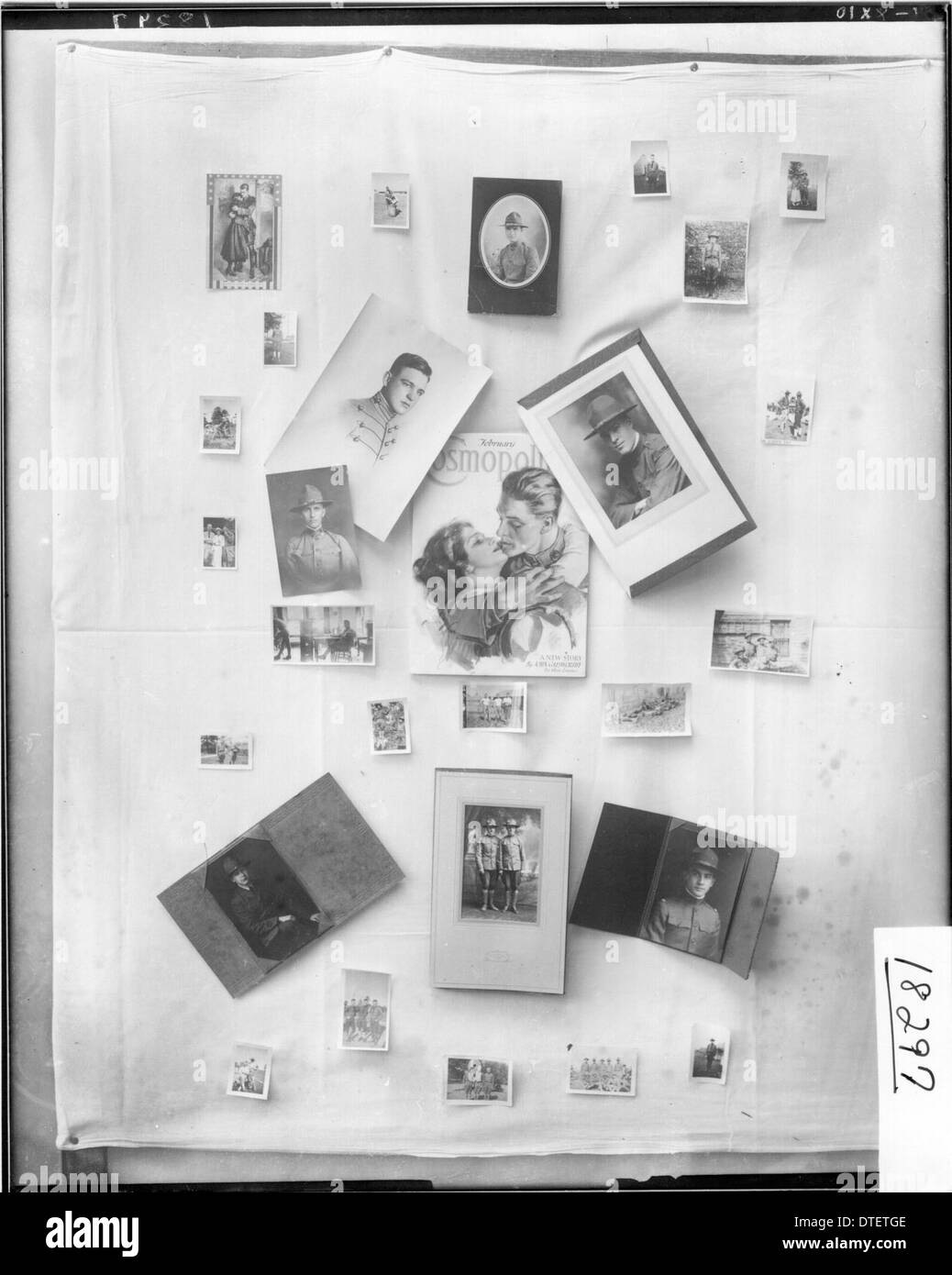 Ein Foto aus dem Jahr 1919, das eine Pinnwand mit verschiedenen Gegenständen wie Fotos, Grußkarten, Magazinumschlägen und Postkarten zeigt. Das Collage-Design spiegelt die populären Trends der Zeit und die Geschichte der Miami University wider. Stockfoto