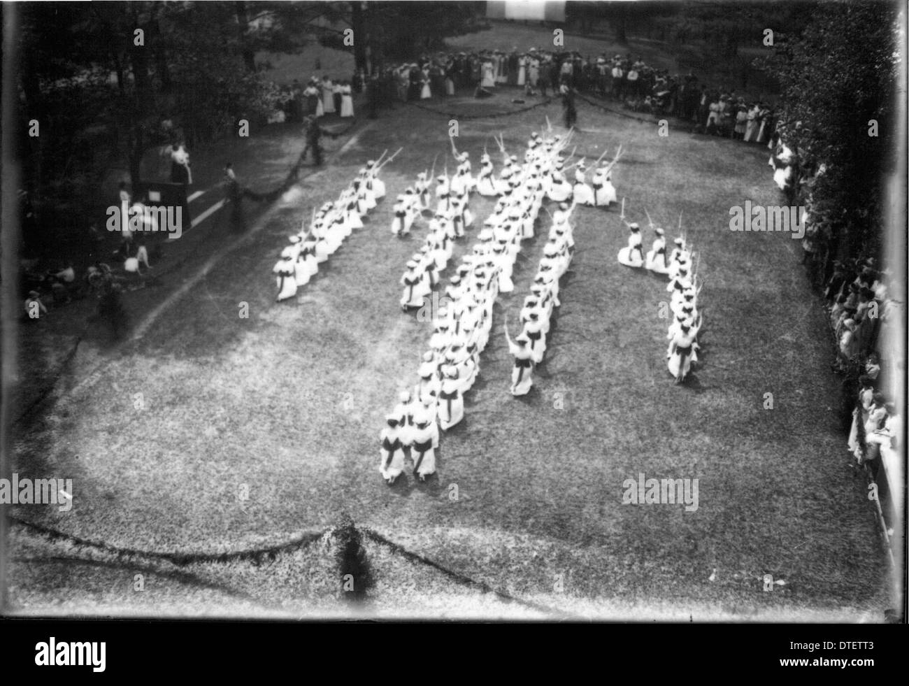 Der Tree Day am Western College im Jahr 1914 bot Theateraufführungen und außerschulische Aktivitäten im Freien. Diese Veranstaltung war Teil der Tradition der Schule, künstlerischen Ausdruck und die Beteiligung der Schüler an der Frauenerziehung zu fördern. Stockfoto
