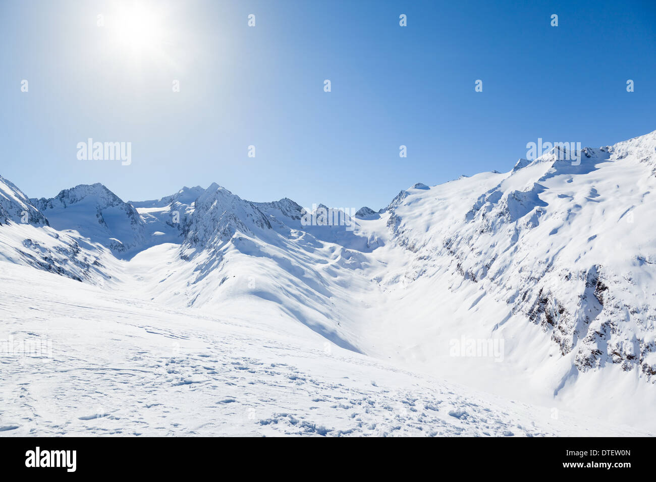 Blick auf die Alpen Ötztal in Österreich mit einem Bright Sun in den klaren blauen Himmel Stockfoto