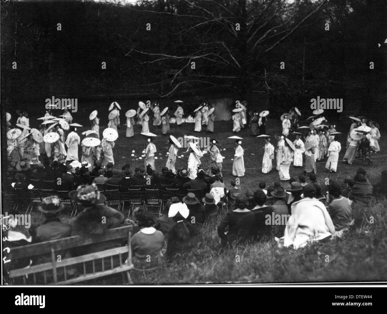 Ein Foto vom Western College's Tree Day im Jahr 1919, das Studenten zeigt, die an außerschulischen Aktivitäten wie Open-Air-Theaterproduktionen teilnehmen. Dieses Bild unterstreicht die Rolle solcher Veranstaltungen in der Frauenbildung am College. Stockfoto