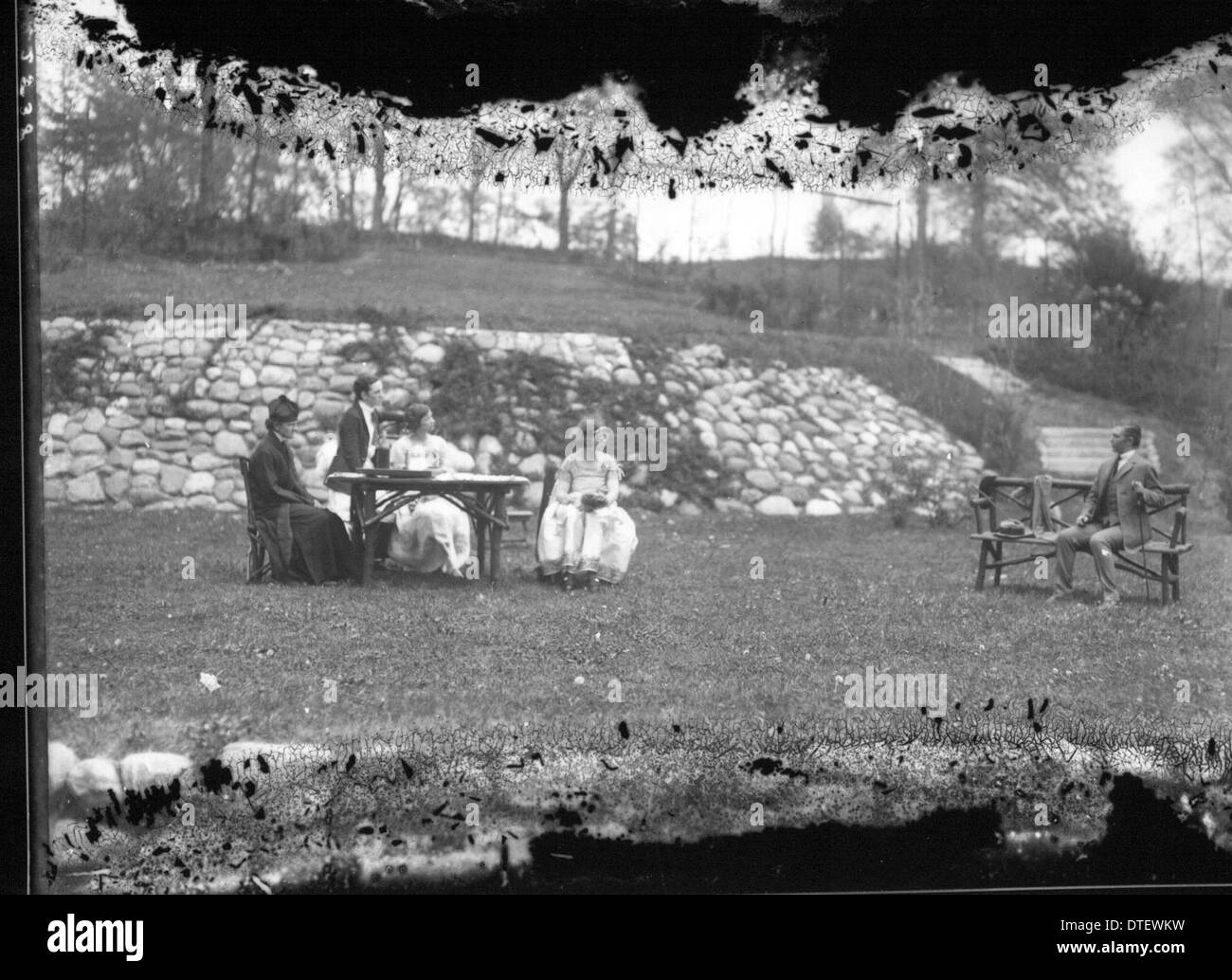Dieses Foto vom Tree Day 1923 am Western College zeigt Studenten, die an außerschulischen Aktivitäten und Open-Air-Theaterproduktionen teilnehmen, und zeigt das Engagement der Hochschule für Outdoor-Veranstaltungen und Kunstunterricht. Stockfoto