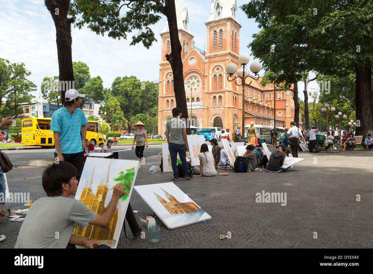 Schüler malen Gegend rund um Notre Dame Kathedrale, Saigon, Vietnam Stockfoto