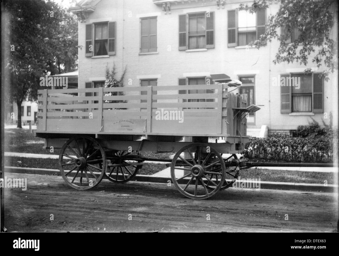 Ein Foto aus dem Jahr 1916, das einen Schweinewagen zeigt, der vor einem Wohnhaus in Oxford, Ohio, geparkt hat. Das Bild gibt einen Einblick in das landwirtschaftliche Leben und die Rolle der Wagen beim Transport von Nutztieren während dieser Zeit. Stockfoto