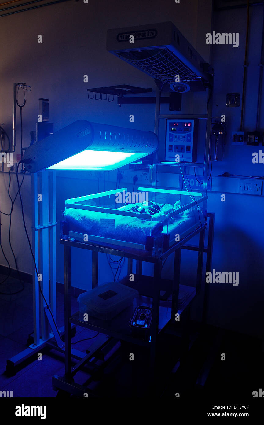 Neues Baby geboren unter UV-Licht in einer Neugeborenen-Station Stockfoto