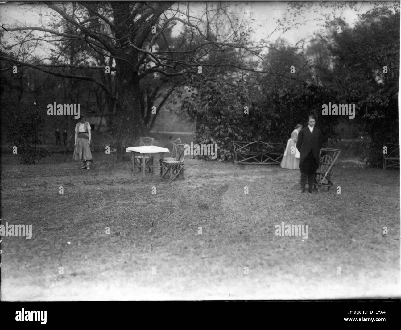 Ein Foto aus dem Jahr 1919, das den Tree Day am Western College zeigt, bei dem Studenten an Open-Air-Theaterproduktionen teilnehmen. Die Veranstaltung war ein wichtiger Bestandteil der außerschulischen Aktivitäten und der Frauenbildung an der Hochschule. Stockfoto