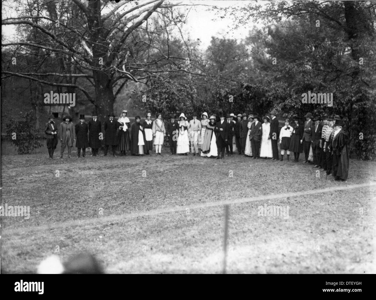 Ein Foto vom Tree Day 1919 am Western College, das eine Feier außerschulischer Aktivitäten, Open-Air-Theaterproduktionen und Frauenbildung zeigt. Bei dieser Veranstaltung wird die Beteiligung der Studenten am Leben und an der Performance Arts auf dem Campus hervorgehoben. Stockfoto