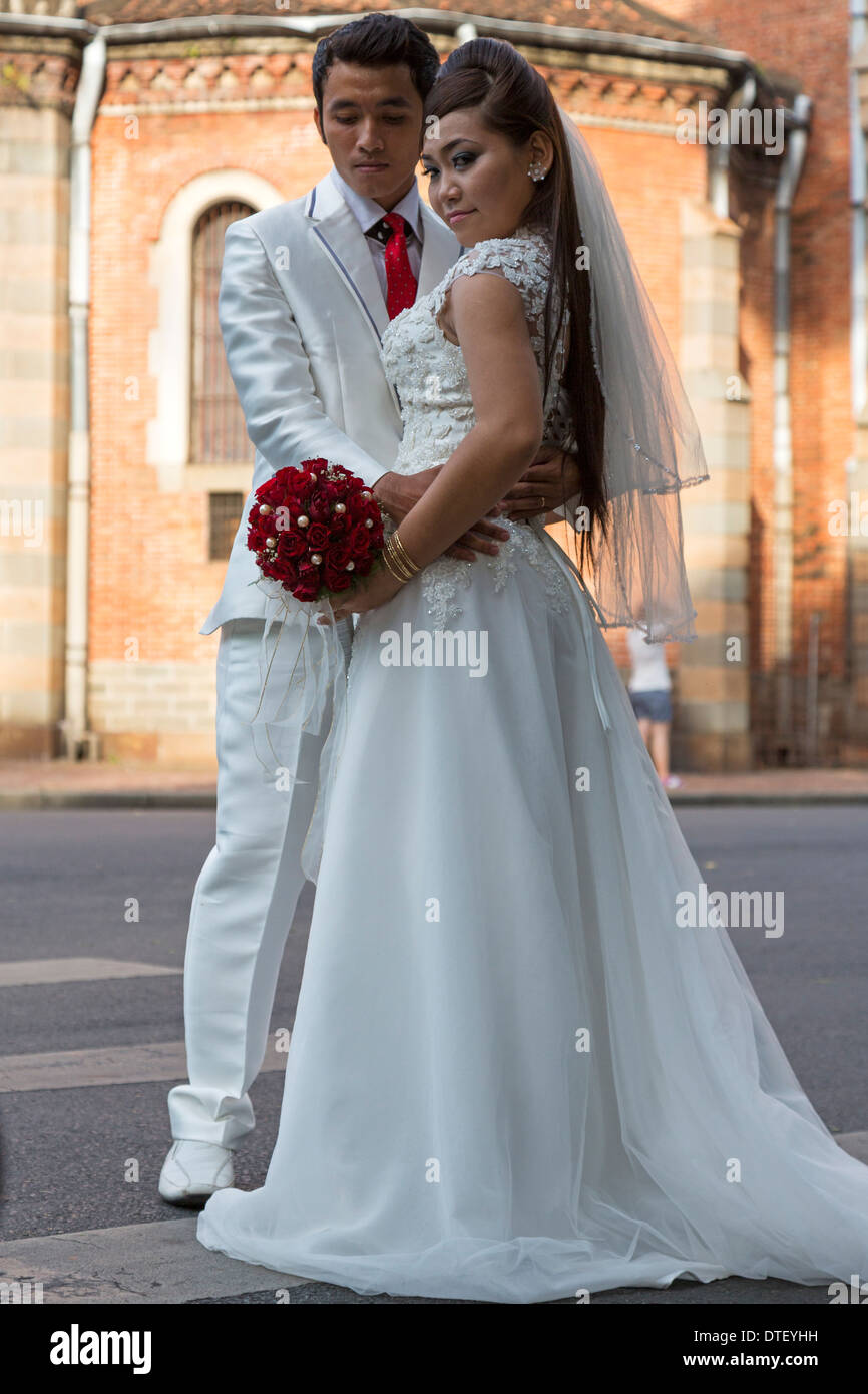 Vietnamesisches Hochzeitskleid Stockfotos Und Bilder Kaufen Alamy