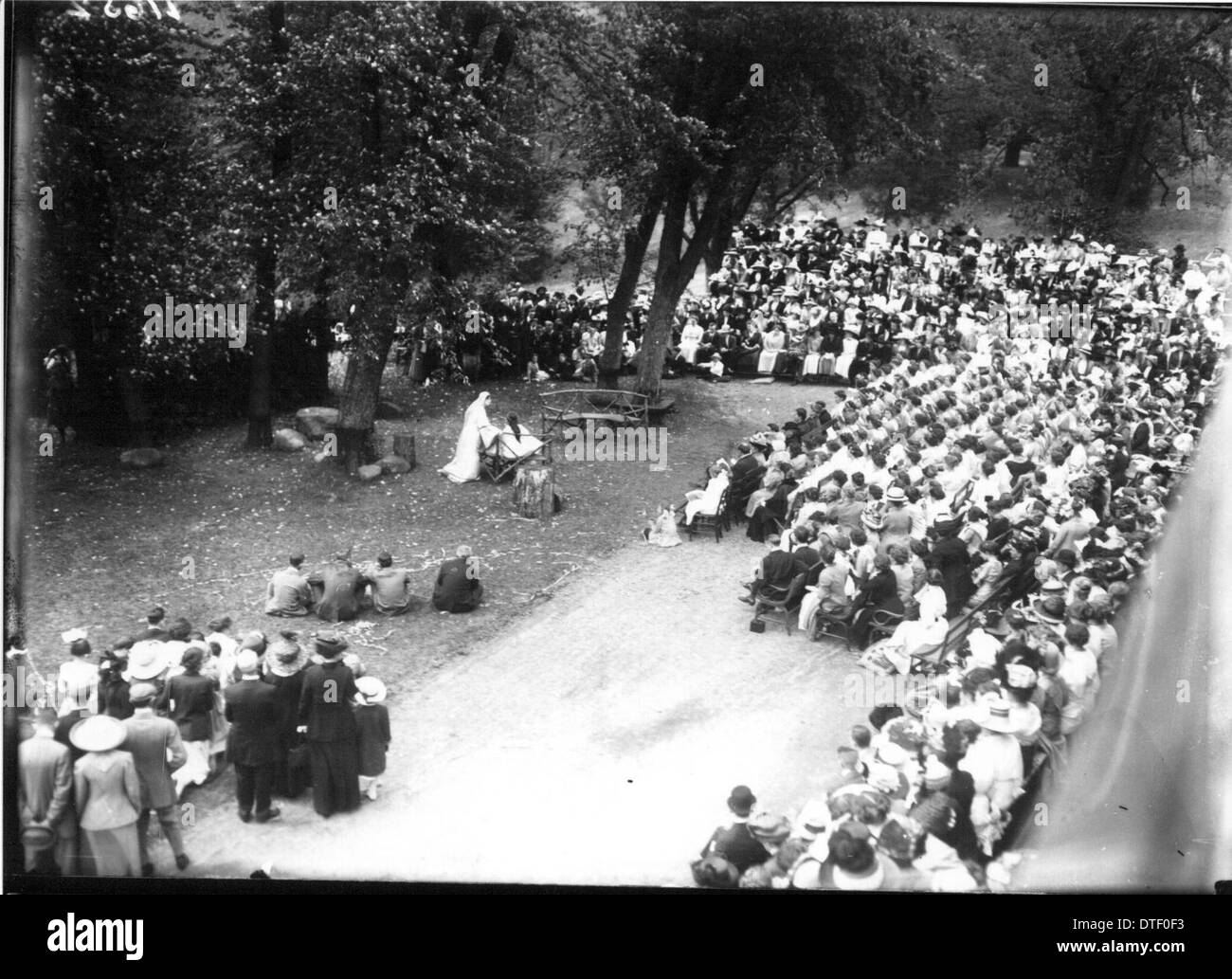 Der Tree Day am Western College im Jahr 1912 ist auf diesem Foto festgehalten, das eine Open-Air-Theaterproduktion zeigt. Die Veranstaltung war Teil der außerschulischen Aktivitäten des Colleges, wobei der Schwerpunkt auf Frauenerziehung und Outdoor-Veranstaltungen lag. Stockfoto