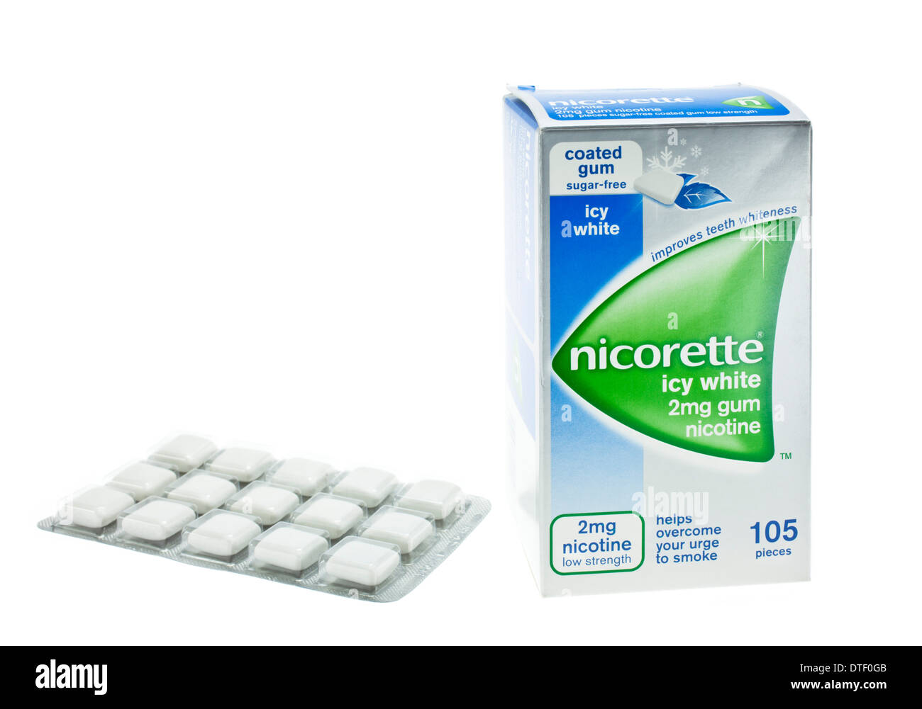 Nicorette Kaugummi-Box und Blisterpackung Nikotin Ersatz Behandlung auf weißem Hintergrund Stockfoto