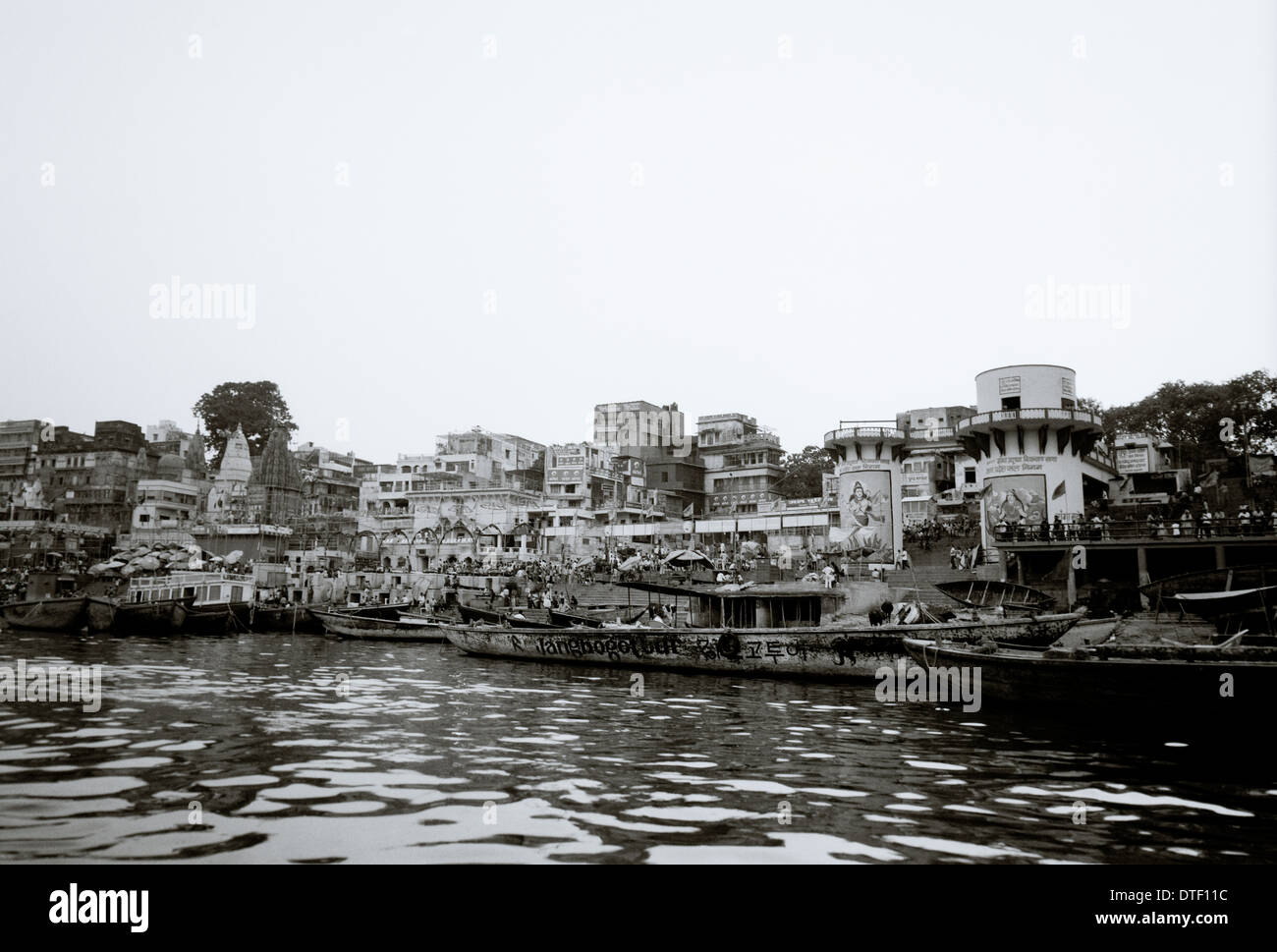 Segeln Sie den Fluss Ganges am Dashashwamedh Ghat in Varanasi Benares in Uttar Pradesh in Indien in Südasien. Segel Landschaft Ruhe Wanderlust Travel Stockfoto Segeln Sie den Fluss Ganges am Dashashwamedh Ghat in Varanasi Benares in Uttar Pradesh in Indien in Südasien. Segel Landschaft Ruhe Wanderlust Travel Stockfoto