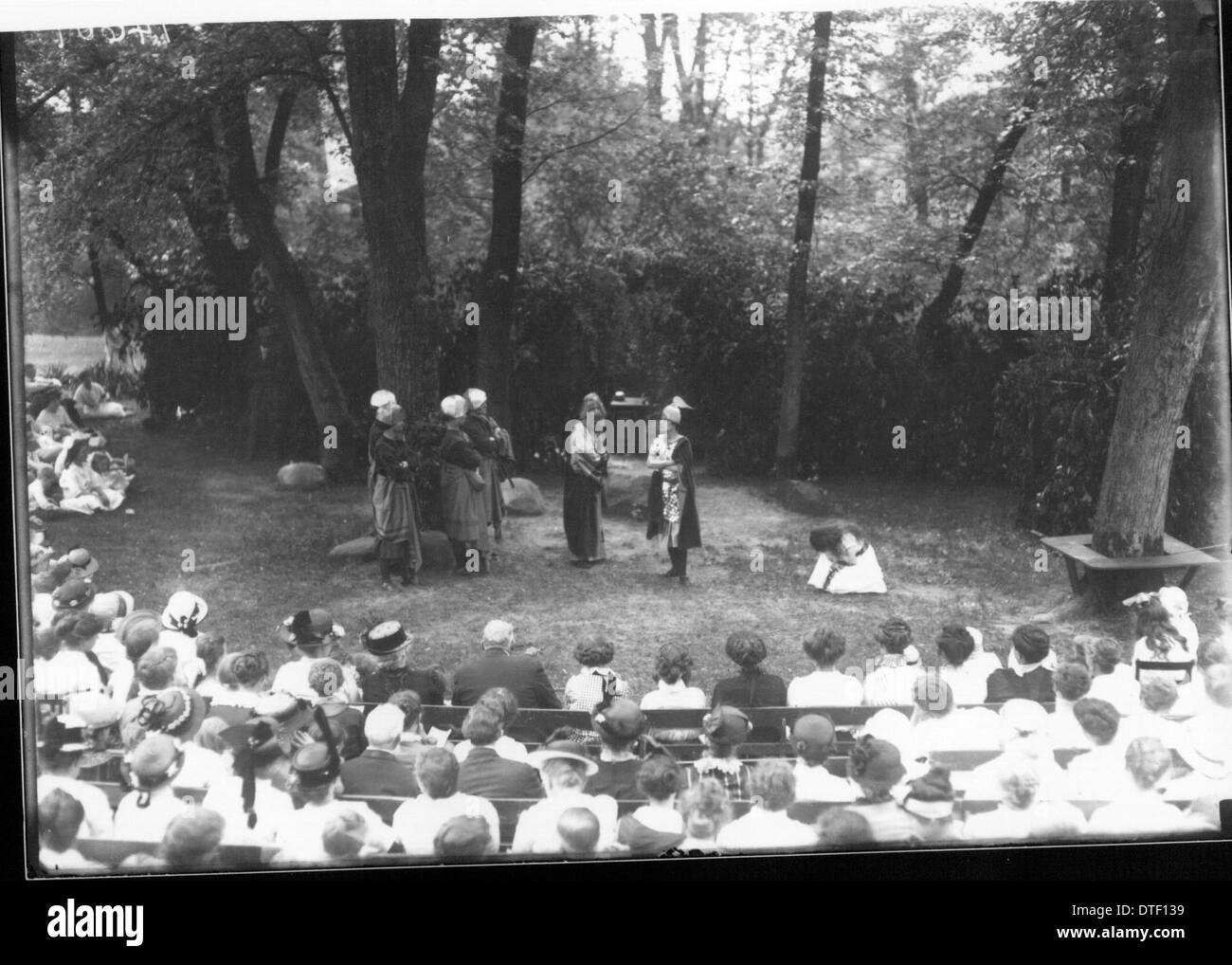 Dieses Bild aus dem Jahr 1915 zeigt Studenten des Western College, die am Tree Day teilnehmen, einer Veranstaltung mit Kostümen und Open-Air-Theateraufführungen. Die Veranstaltung war Teil außerschulischer Aktivitäten zur Förderung der Frauenbildung. Stockfoto