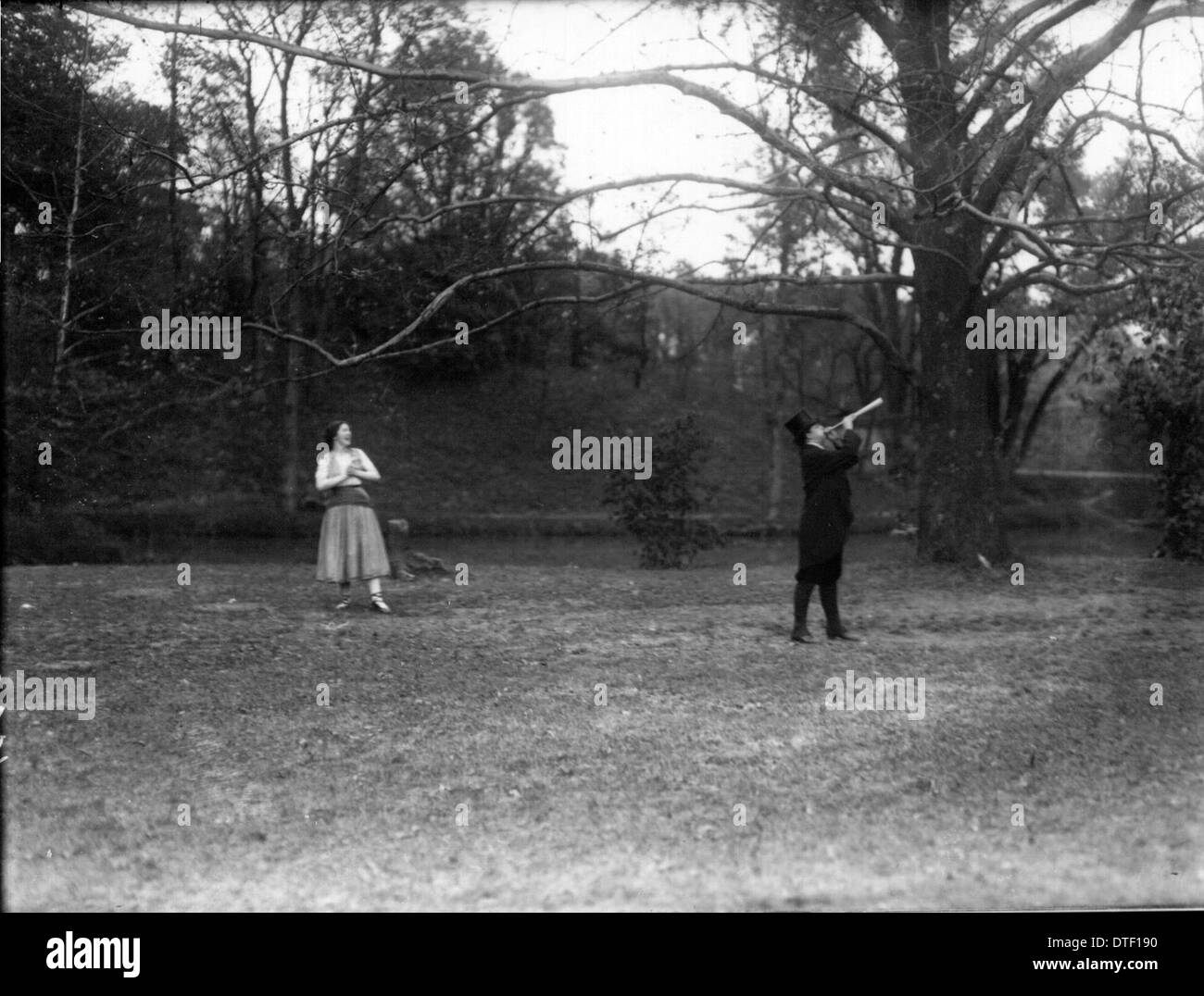 Ein Foto von Studenten des Western College, die 1919 an den Aktivitäten des Tree Day teilnahmen. Die Veranstaltung beinhaltete außerschulische Aktivitäten, darunter Open-Air-Theateraufführungen, die das Engagement der Hochschule für Frauenbildung und Gemeindeveranstaltungen demonstrierten. Stockfoto