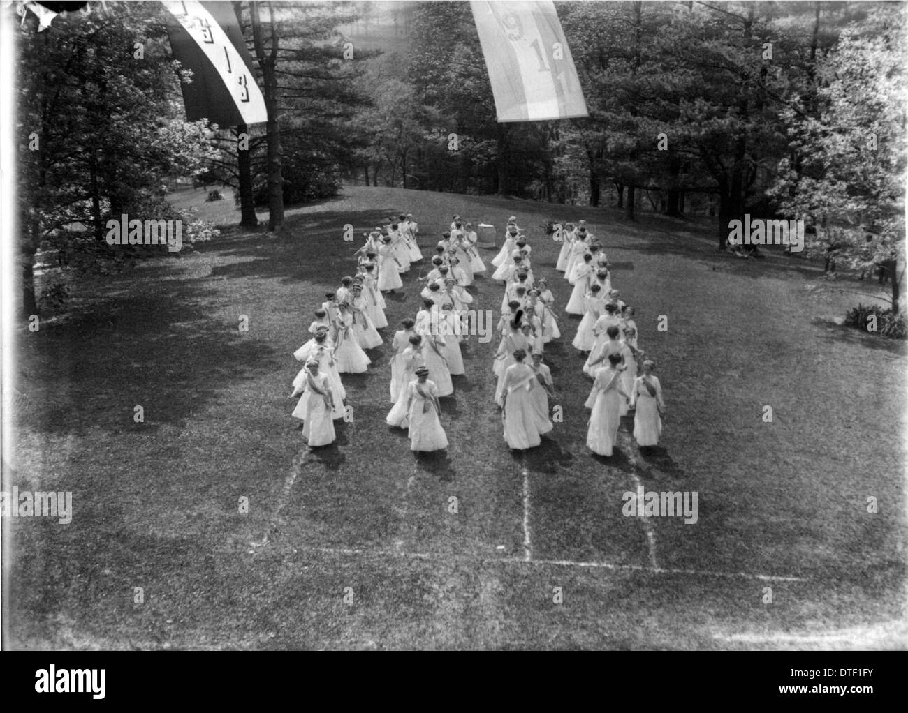 Ein Foto des Tree Day-Events am Western College im Jahr 1911, bei dem Studenten an Open-Air-Theaterproduktionen teilnahmen. Dieses Bild verdeutlicht die Rolle außerschulischer Aktivitäten in der Frauenbildung zu dieser Zeit. Stockfoto