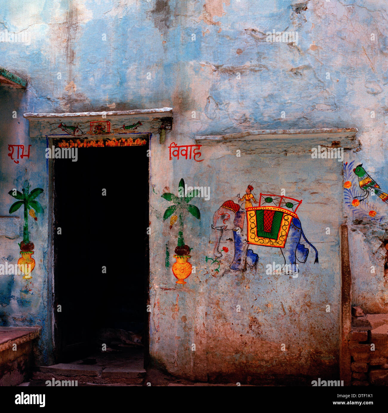 Die alte Stadt von Varanasi Benares in Uttar Pradesh in Indien in Südasien. Kunst Rajput Haus Elefant Home Reisen Wanderlust Stockfoto