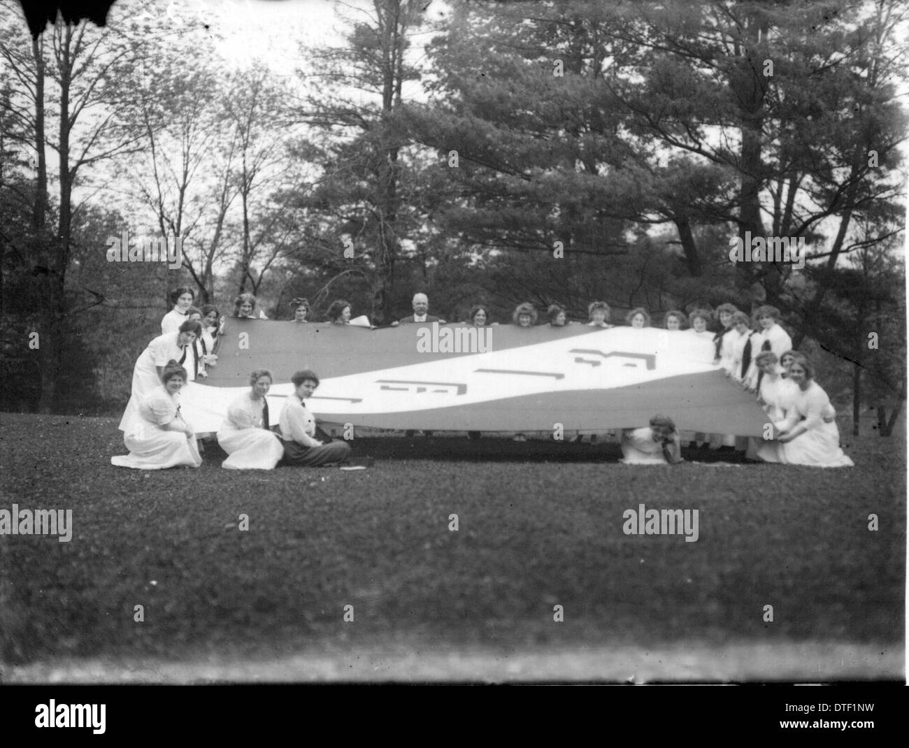 Ein Foto aus dem Jahr 1913 vom Western College zeigt Studenten und Dozenten, die am Tree Day teilnehmen, einer traditionellen Veranstaltung zur Feier der Frauenbildung. Das Bild enthält Gruppenporträts und hebt außerschulische Aktivitäten hervor, bei denen der Unterricht im Freien im Vordergrund stand. Teil des historischen Archivs der Miami University Libraries. Stockfoto