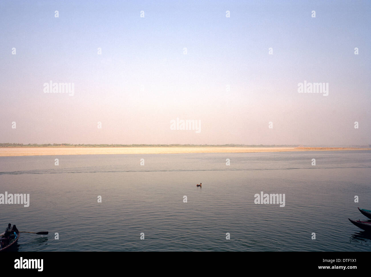 Einsamkeit, Segeln auf dem Fluss Ganges Varanasi Benares in Uttar Pradesh in Indien in Südasien. Einsamkeit allein Ruhe Ruhe und Entspannung Reisen Stockfoto Einsamkeit, Segeln auf dem Fluss Ganges Varanasi Benares in Uttar Pradesh in Indien in Südasien. Einsamkeit allein Ruhe Ruhe und Entspannung Reisen Stockfoto