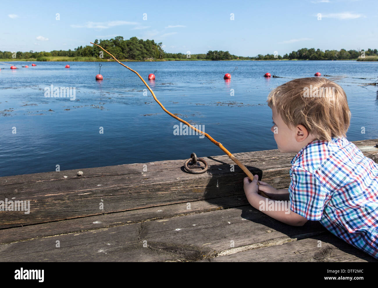 Kalmar, Schweden, Kleinkind Fische mit einem hausgemachten Angeln Stockfoto