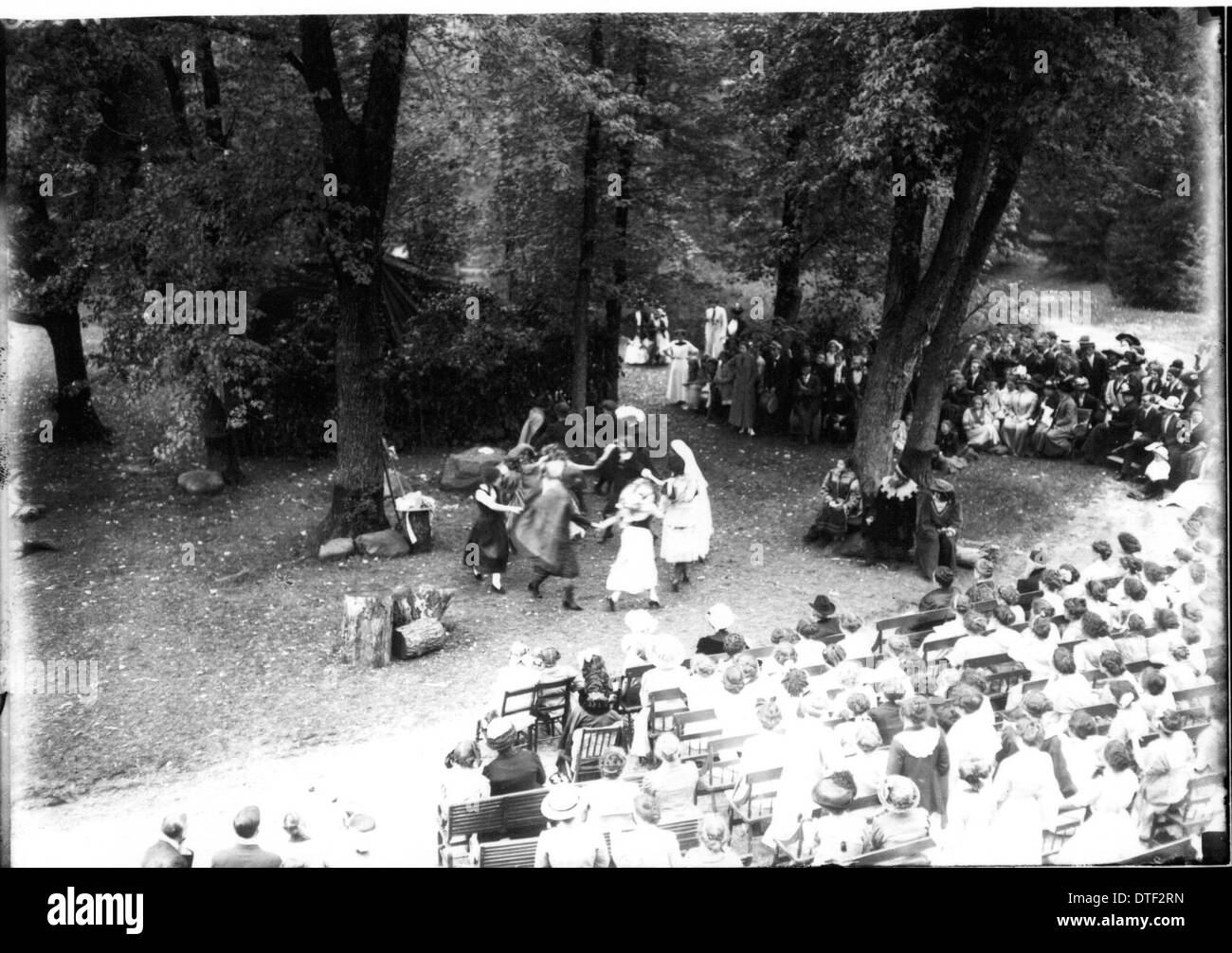 Ein Foto aus dem Jahr 1912, das Studenten des Western College zeigt, die am Tree Day teilnehmen. Diese Veranstaltung, die Teil außerschulischer Aktivitäten war, kombinierte Umweltbewusstsein mit Open-Air-Theaterproduktionen und spiegelt den Bildungsschwerpunkt der Frauen zu dieser Zeit wider. Stockfoto