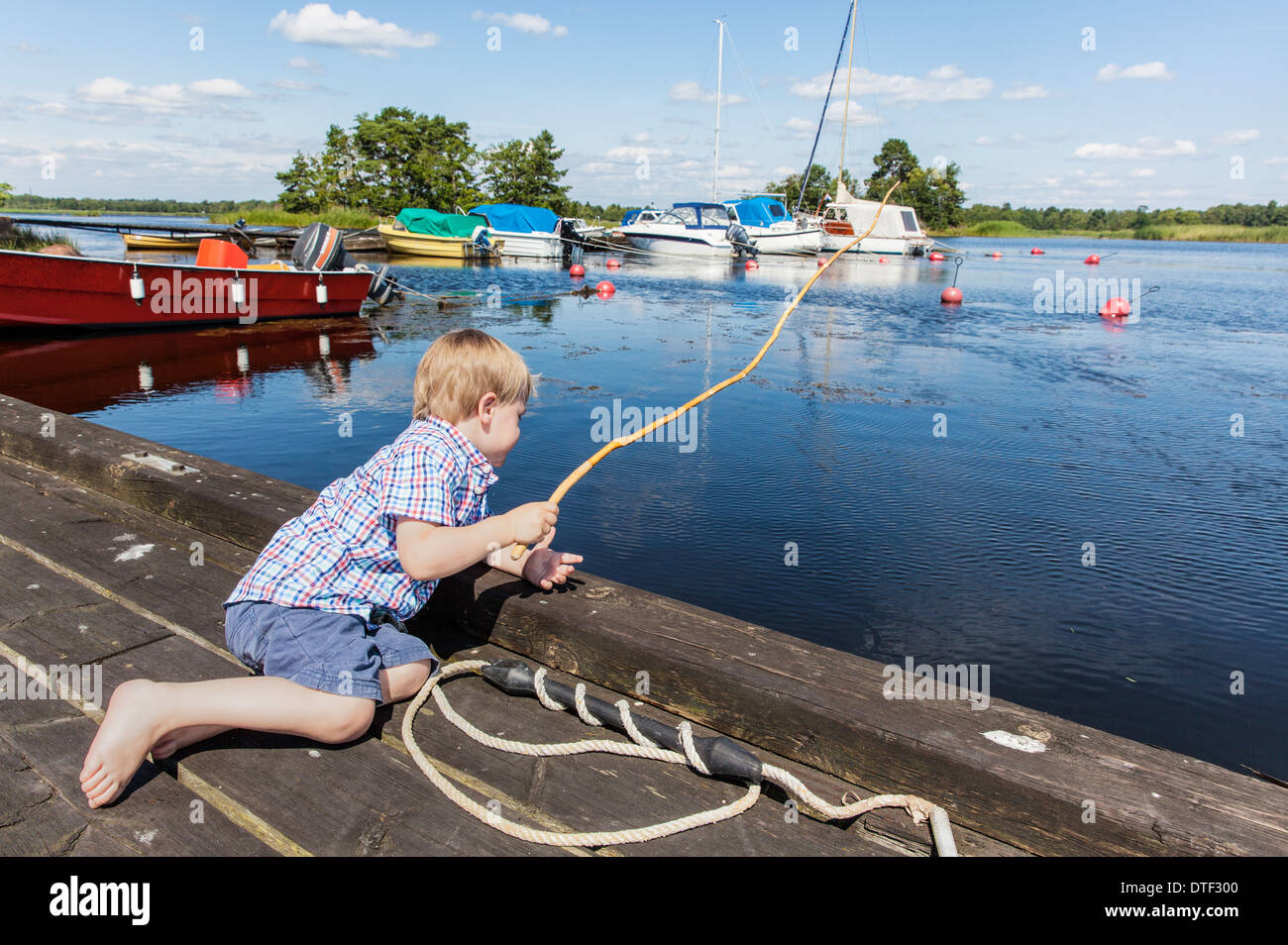 Kalmar, Schweden, Kleinkind Fische mit einem hausgemachten Angeln Stockfoto