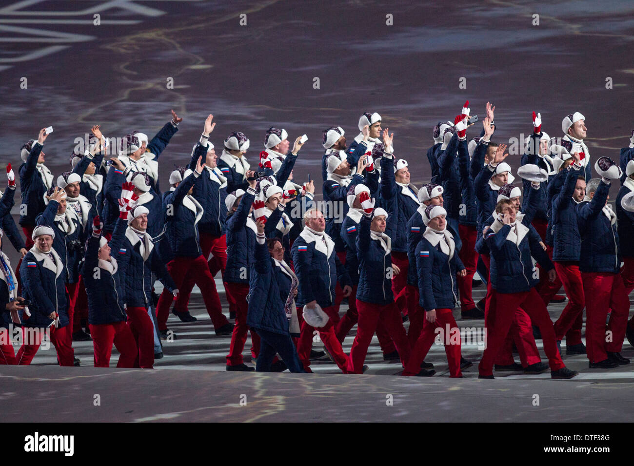 Russland marschiert während der Eröffnungszeremonie auf die Olympischen Winterspiele Sotschi 2014 Stockfoto