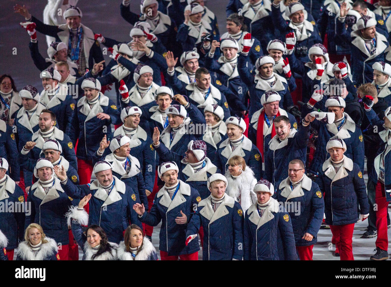 Russland marschiert während der Eröffnungszeremonie auf die Olympischen Winterspiele Sotschi 2014 Stockfoto