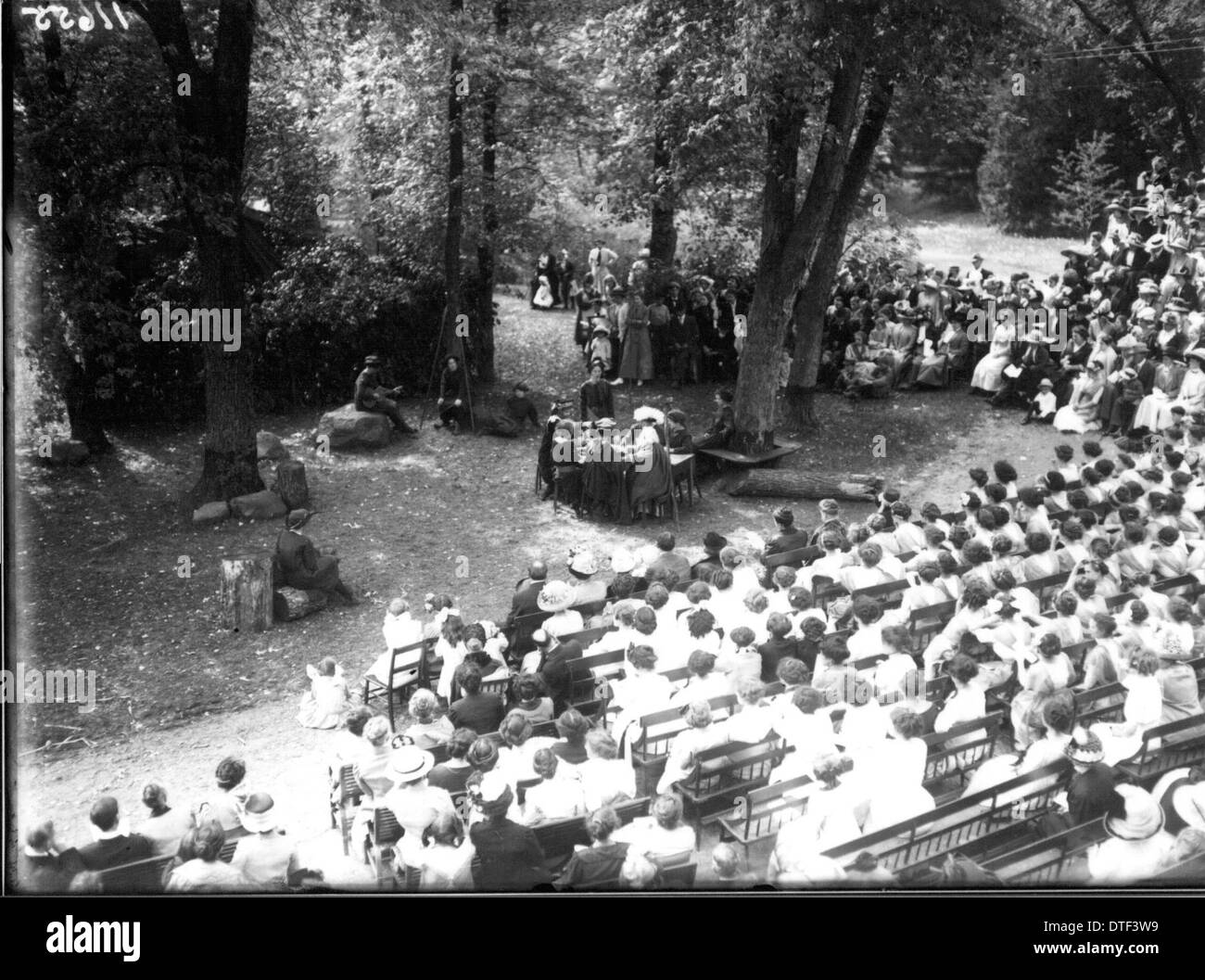 Dieses Foto aus dem Jahr 1913 zeigt einen Tree Day im Western College, eine jährliche Feier der Natur und Outdoor-Aktivitäten. Die Veranstaltung unterstreicht das Engagement der Hochschule für Umweltbewusstsein und die Beteiligung der Studenten an außerschulischen Aktivitäten. Stockfoto