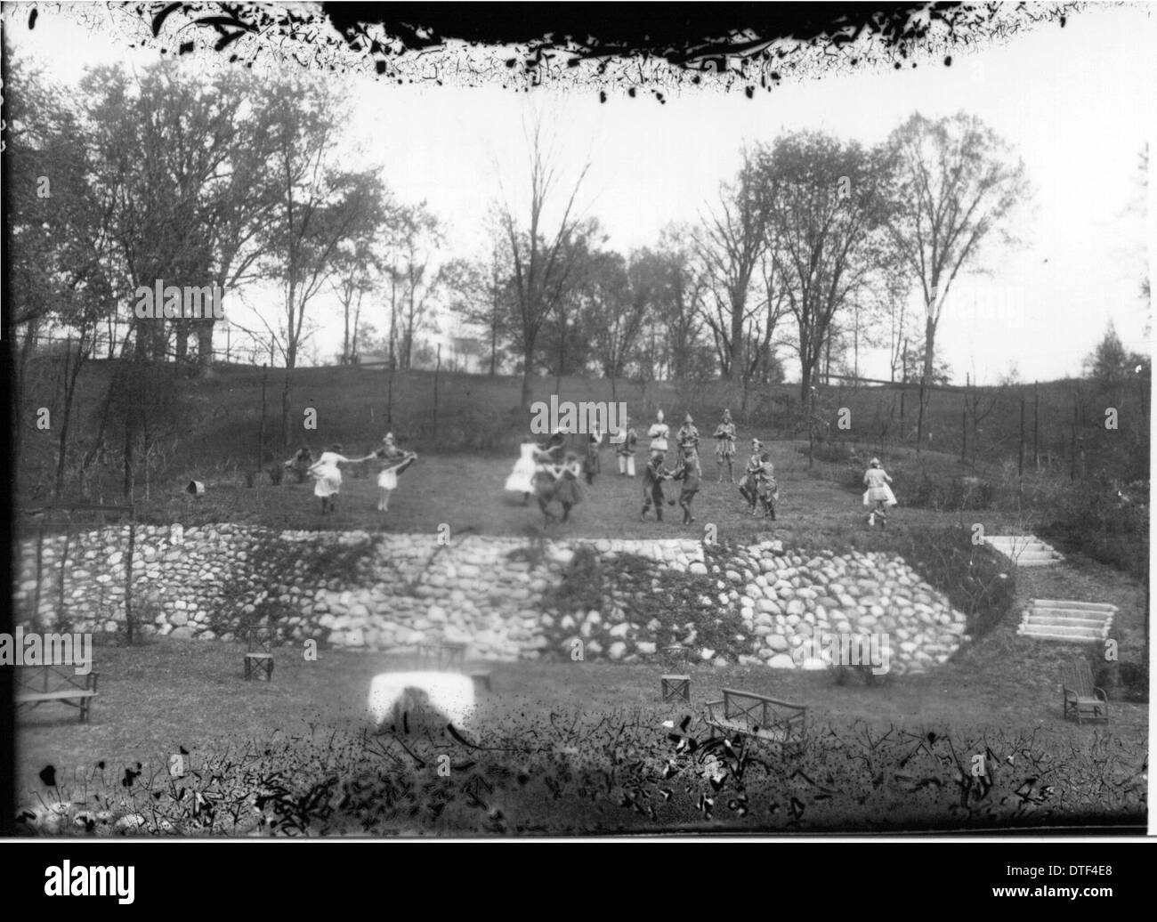 Ein Foto vom Tree Day am Western College im Jahr 1923, das die Outdoor-Aktivitäten und -Veranstaltungen auf dem Campus zeigt. Diese Veranstaltung konzentrierte sich auf außerschulische Aktivitäten und Frauenbildung während dieser Zeit. Stockfoto