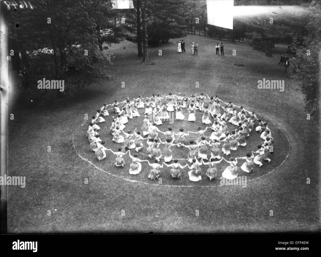 Das Western College hielt eine Open-Air-Theaterproduktion während des Tree Day im Jahr 1912 ab, bei der die Frauenbildung gefeiert wurde. Die Veranstaltung wurde in den Archiven der Miami University aufgezeichnet und beleuchtet außerschulische Aktivitäten am College. Stockfoto