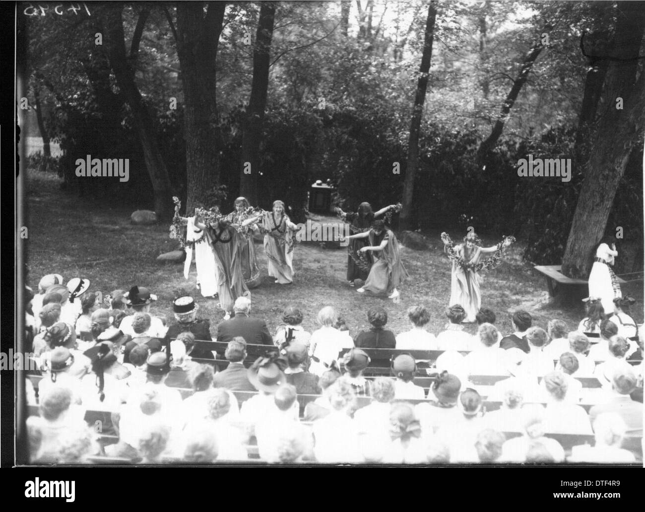 Ein Foto vom Tree Day am Western College im Jahr 1915, das Frauen zeigt, die an einer Open-Air-Theaterproduktion teilnahmen. Die Veranstaltung beleuchtet die Bildung und außerschulische Aktivitäten von Frauen in diesem Zeitraum. Stockfoto