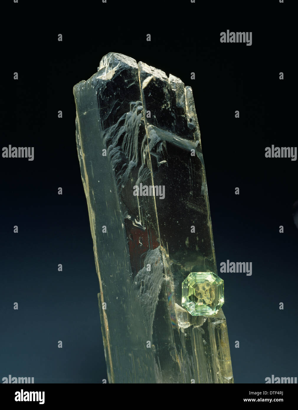 Spodumen Kristall und geschnittenen Stein Stockfoto